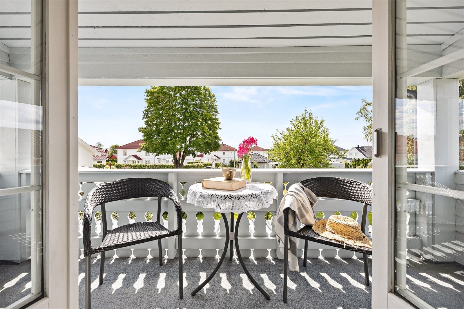 Koselig veranda med sitteplass og utsikt over nabolaget. Galleribilde
