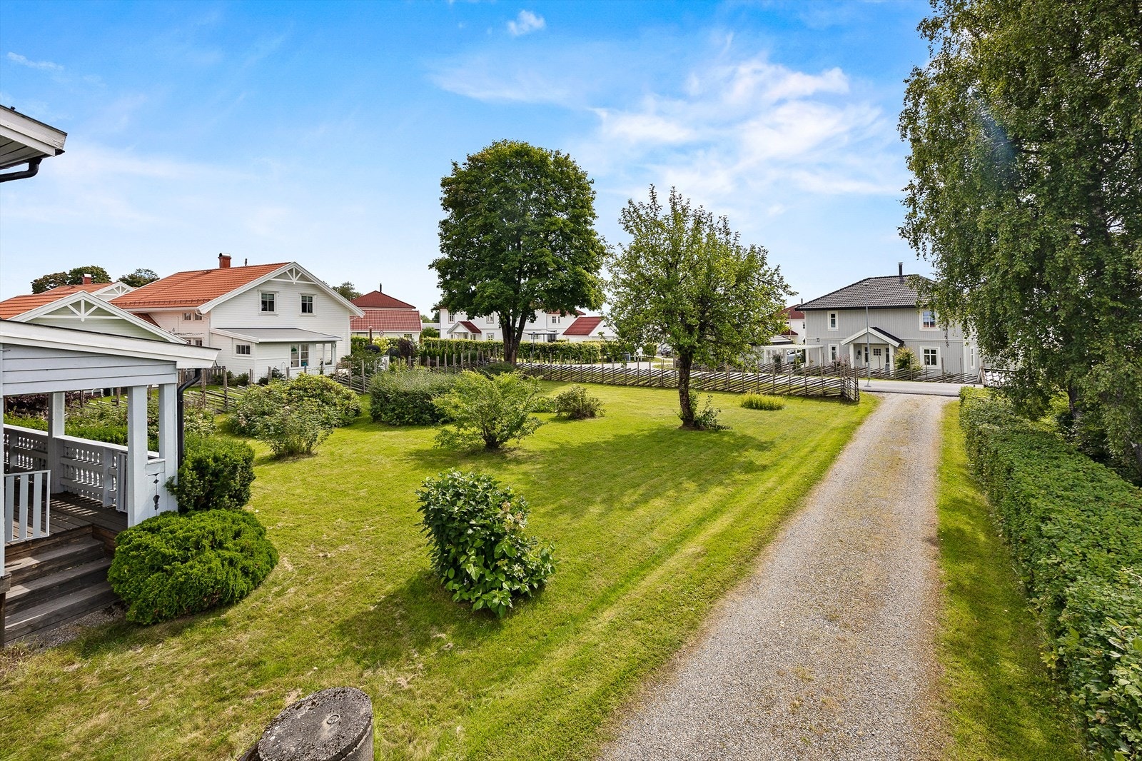 Gruset innkjørsel til eiendommen. Galleribilde