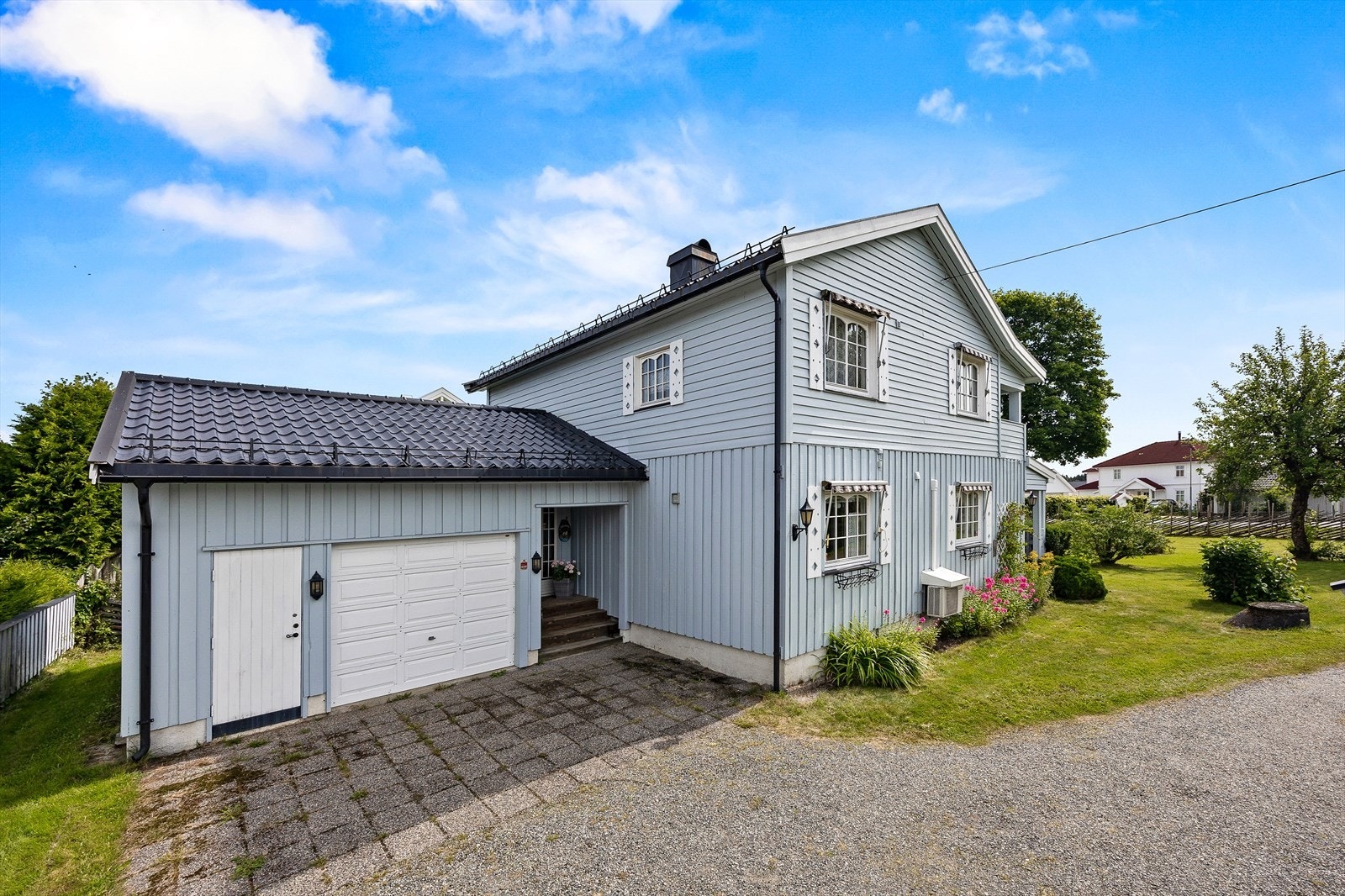 Sjarmerende enebolig med tilhørende garasje og velstelt hage. Galleribilde