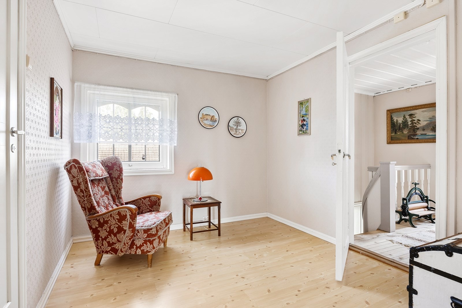 Lys gang med vindu og god plass til møbler. Galleribilde