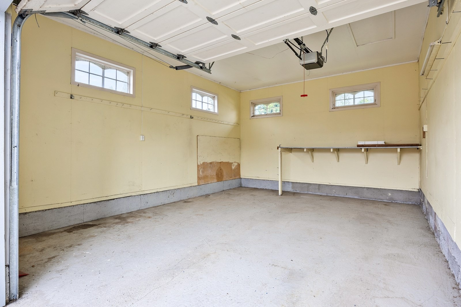 Romslig garasje med plass til bil og lagring. Galleribilde