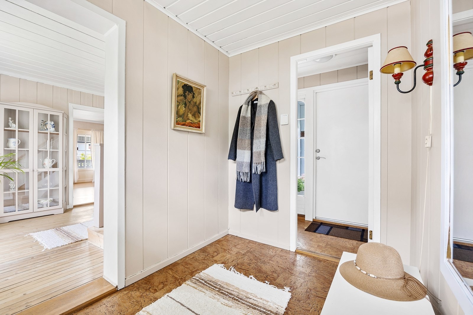 Lys og trivelig entré med plass for å henge fra seg yttertøy og sette fra seg sko. Galleribilde