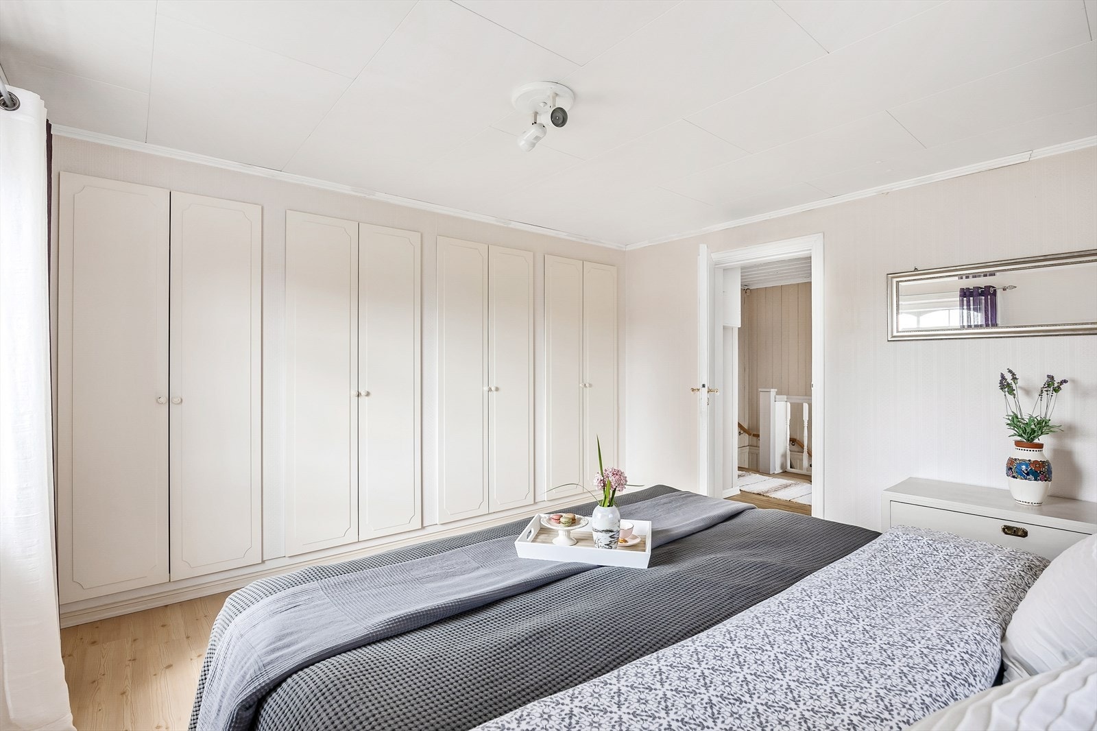 Det er hele 4 innbygde garderobeskap som gir deg god plass for dine klær. Galleribilde