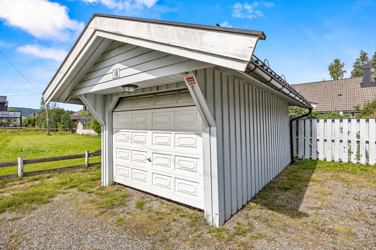 Frittstående garasje med god plass til bil og lagring. Galleribilde