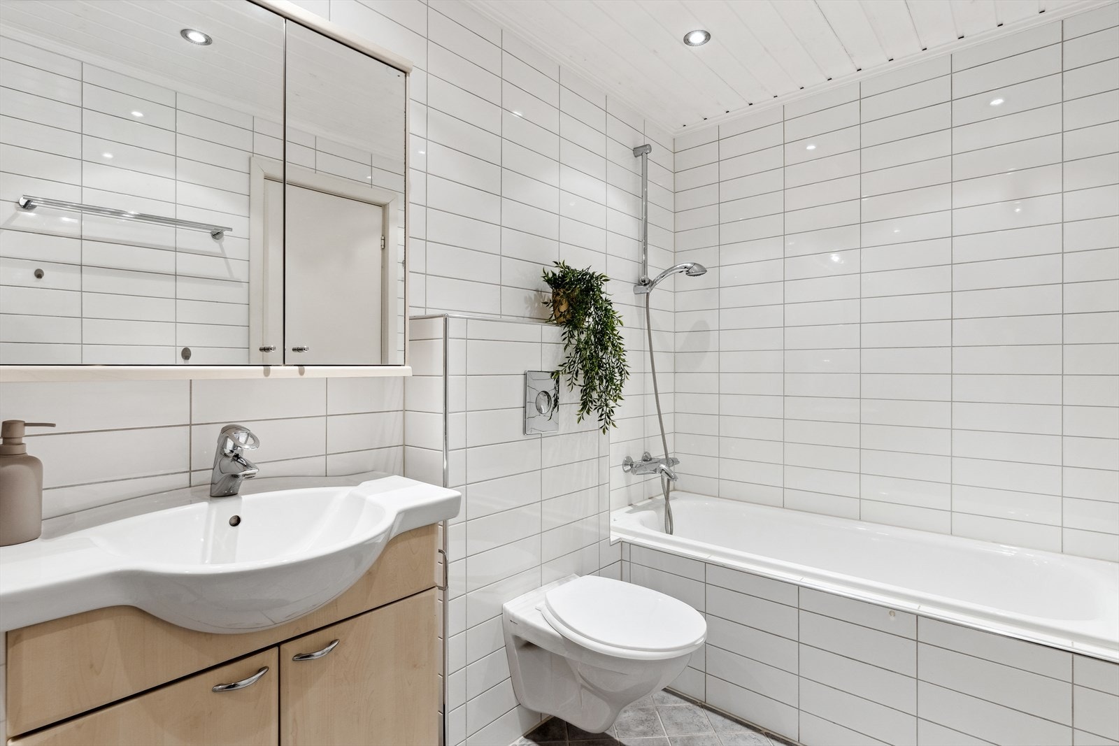 Badet er romslig slik at man har både badekar og dusj her inne, med andre ord noe for en hver i familien. Galleribilde