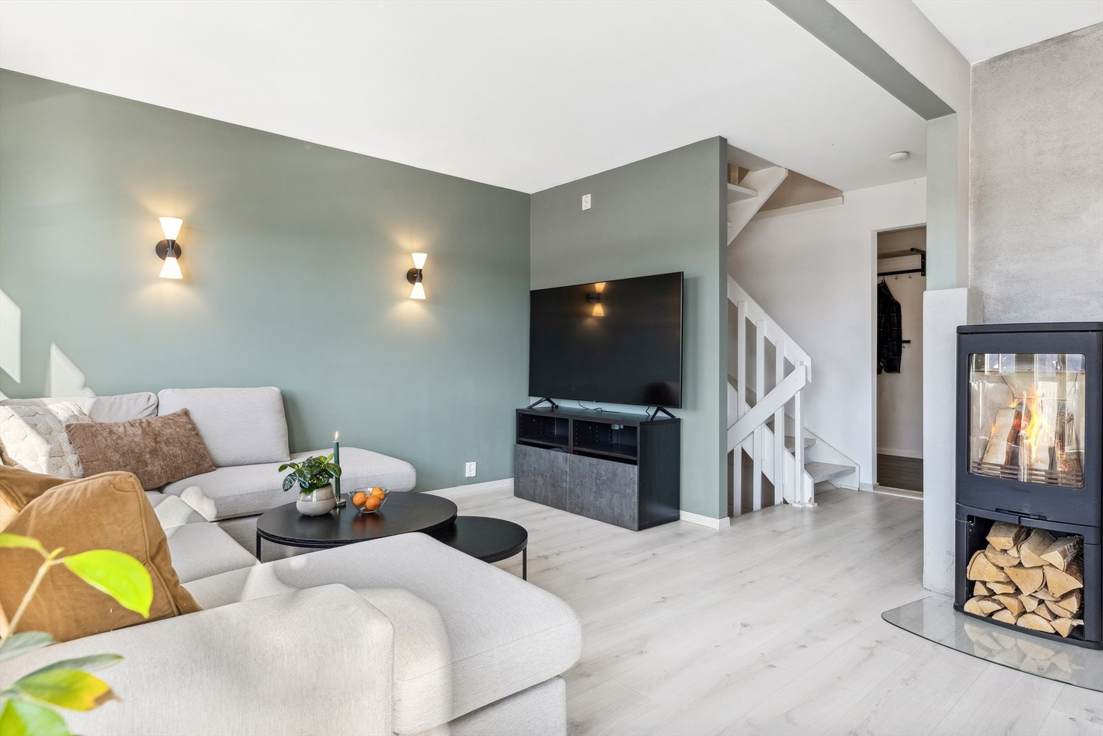 Finn den perfekte plassen på sofaen. Sleng deg ned i sofaen, ta på deg favorittpleddet og gjør deg klar for å bli underholdt. Galleribilde