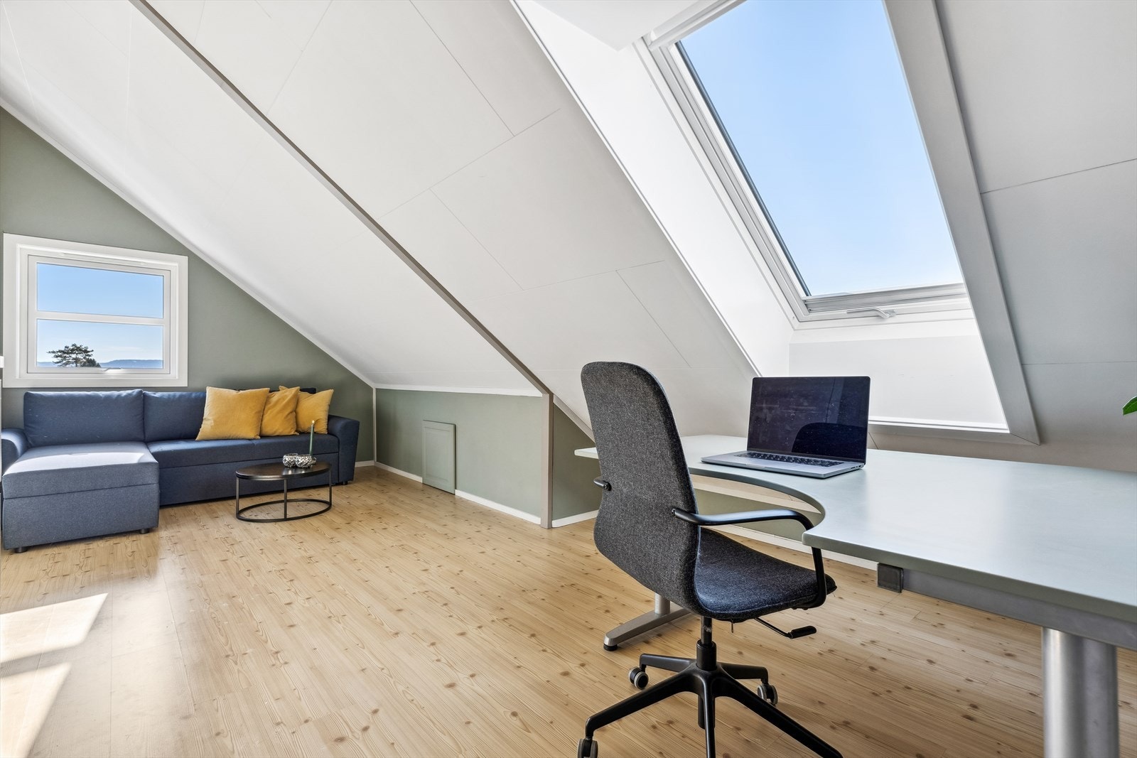 Dette er det største soverommet i huset. Takvinduet er satt inn i nyere tid. Perfekt ungdomsrom med god plass til både seng, skrivepult, garderobeløsninger etc. Tidligere eier hadde delt dette rommet i to slik at man fikk to soverom her inne. Galleribilde