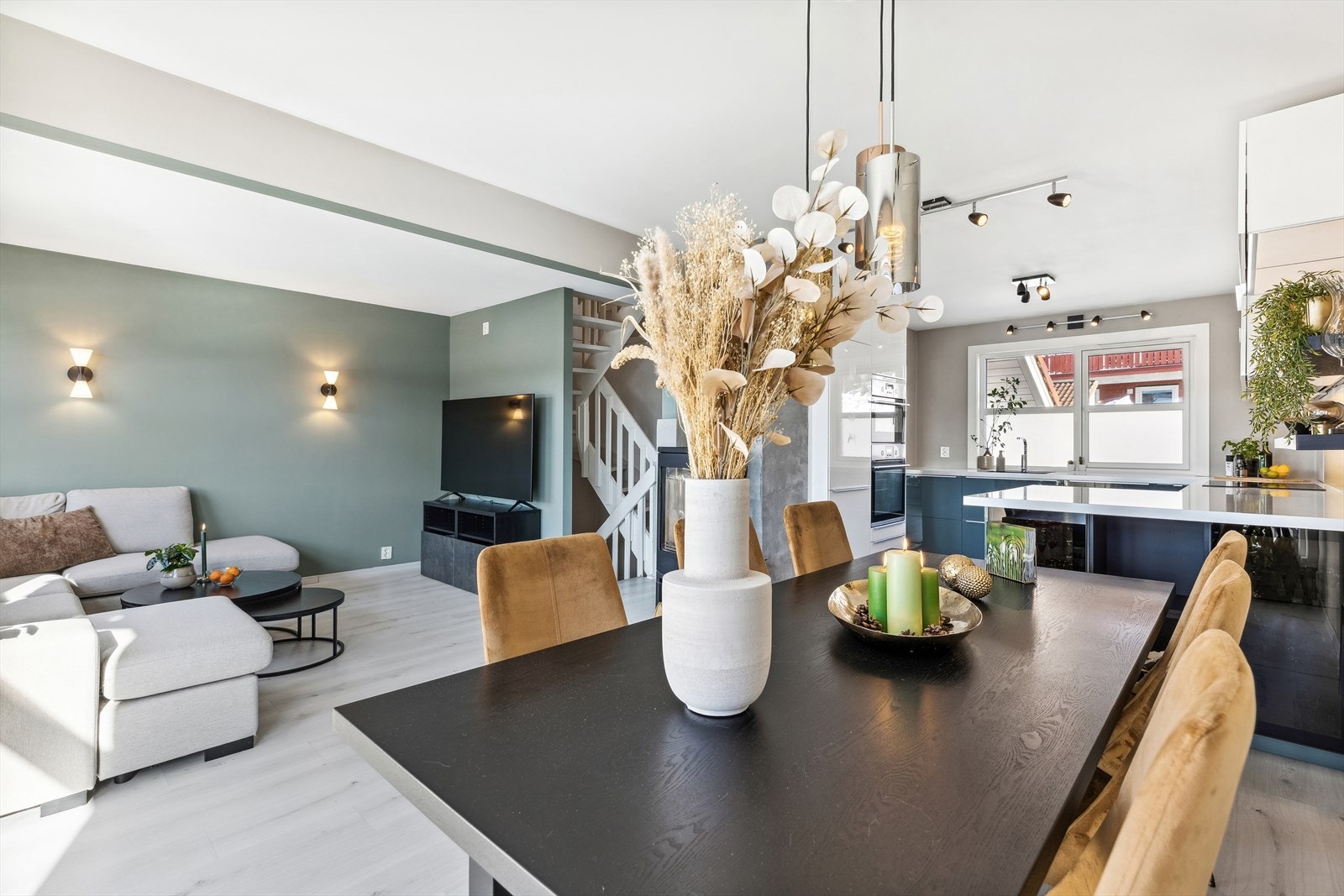 Denne etasjen ble pusset opp av tidligere eier i 2018. Etter dette er veggene malt opp i trendy fargetoner. Galleribilde