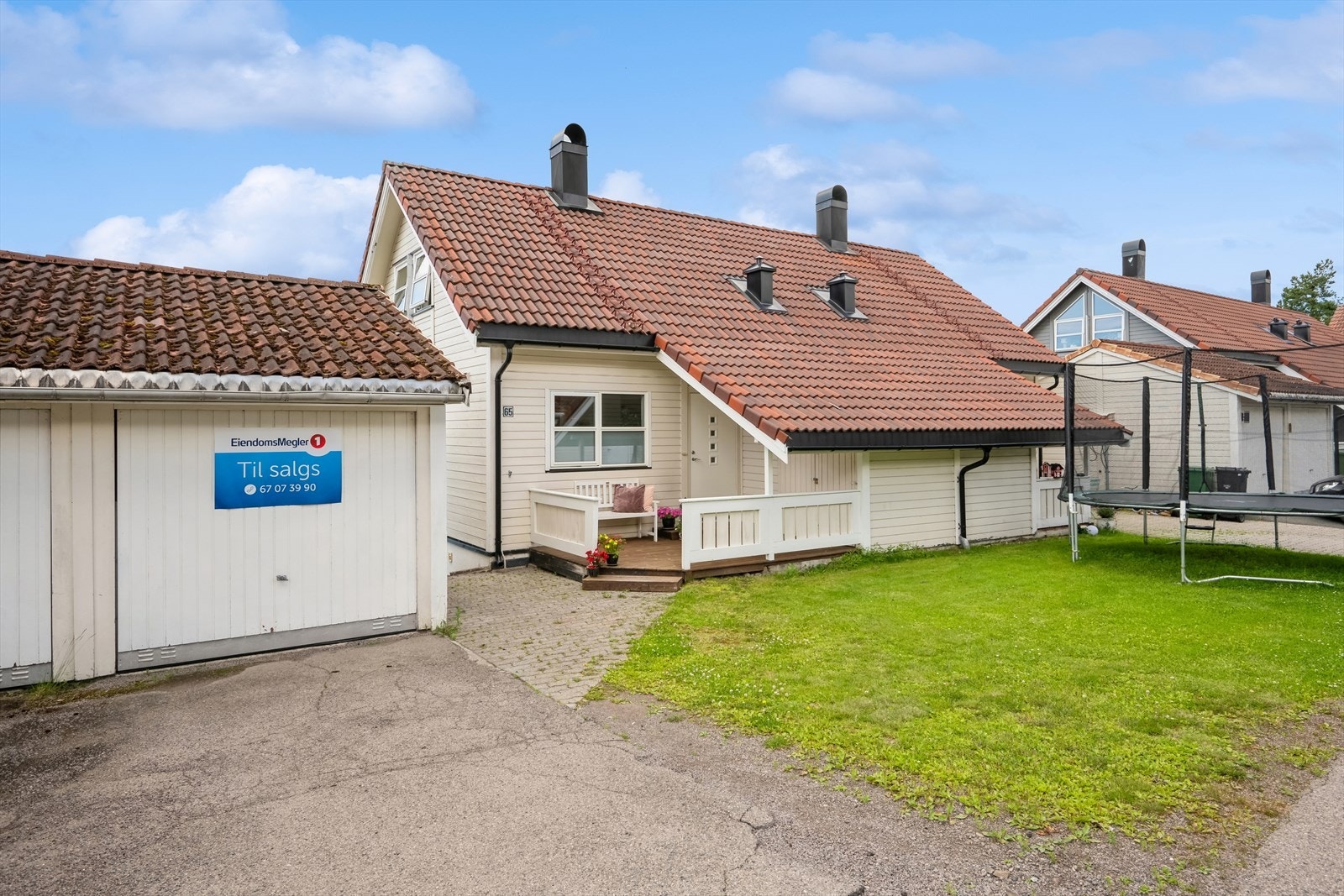 Boligen er en del av et borettslag, noe som gjør at borettslaget er ansvarlig for alt utvendig. Boligen har nettopp vært igjennom en radonmåling hvor denne enhetene hadde gode verdier. Galleribilde