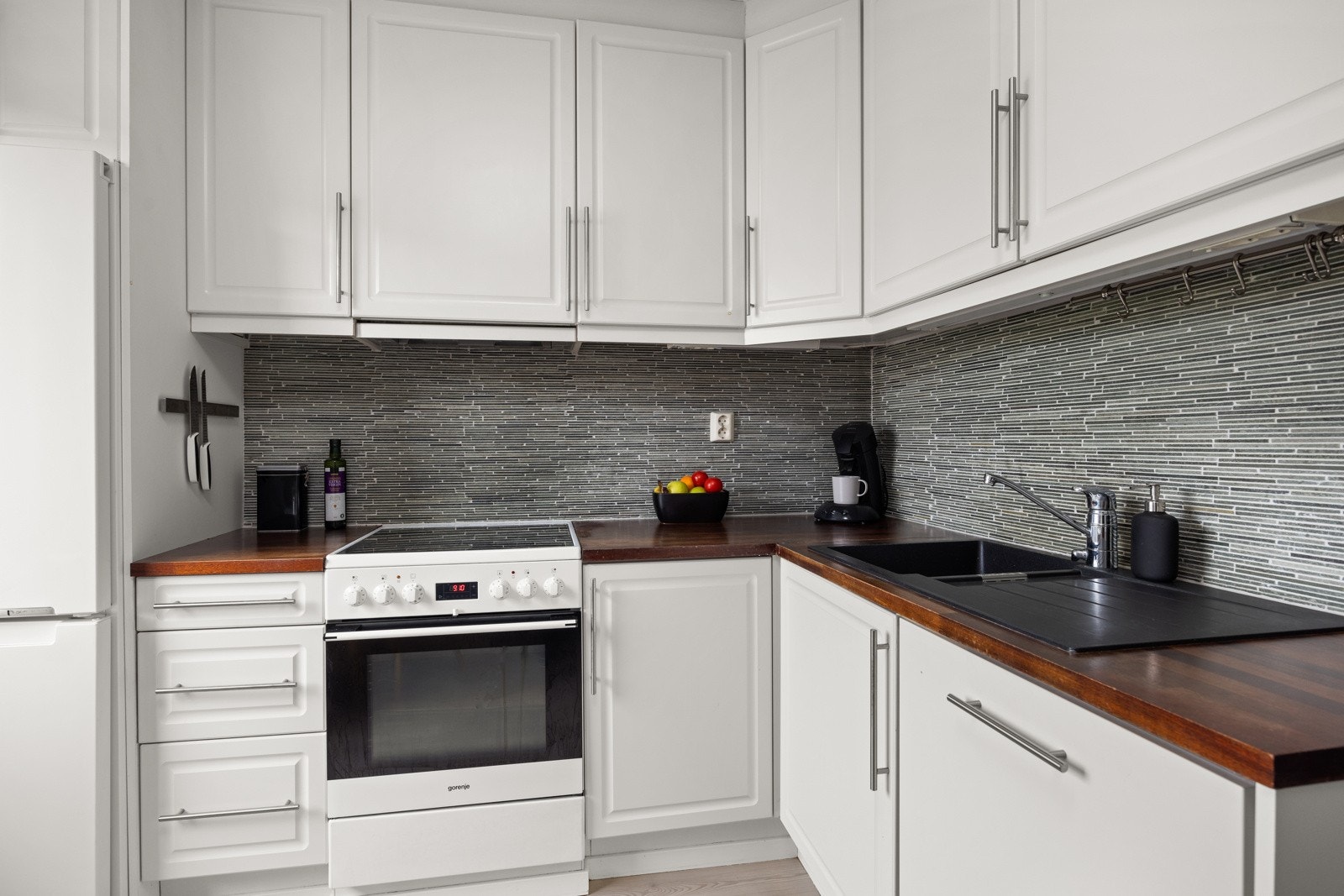 Godt med skap- og benkeplass. Galleribilde