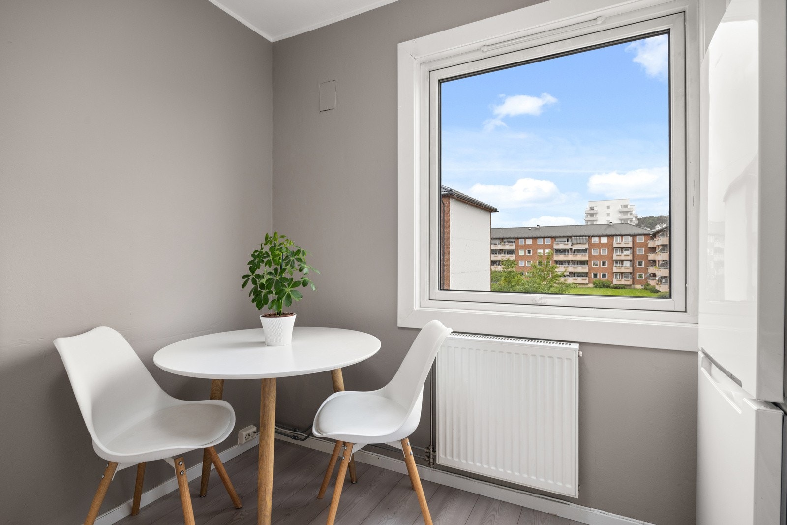 Kjøkkenet har plass til en liten sittegruppe. Galleribilde