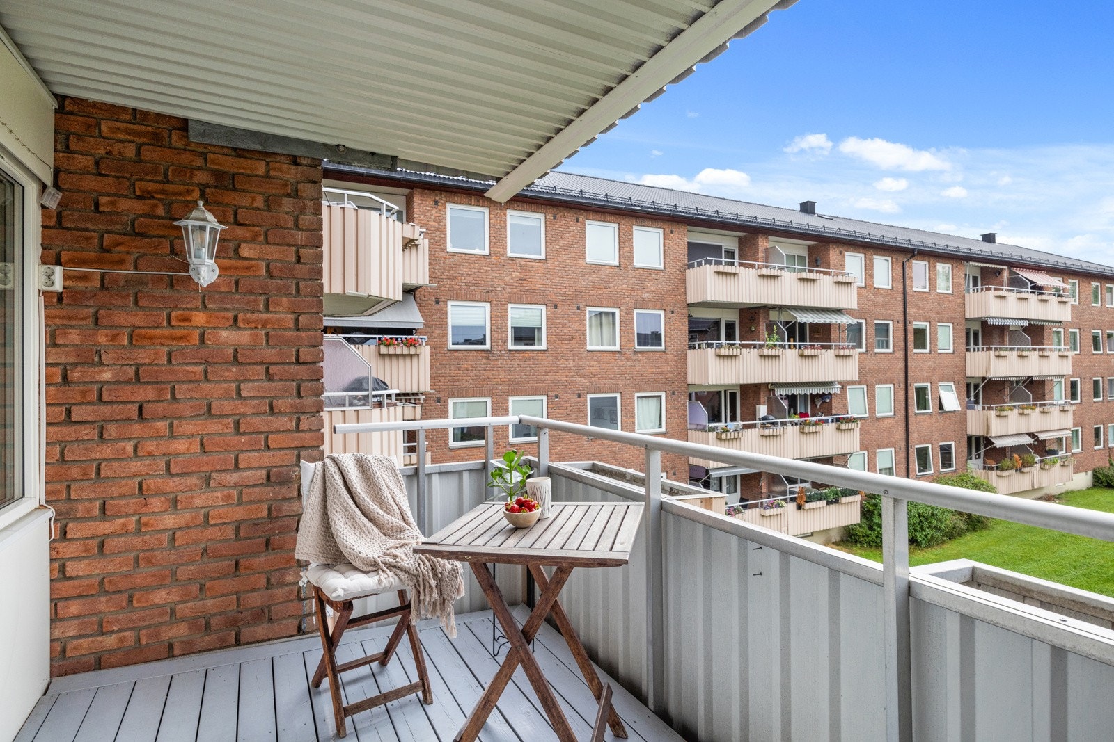 Balkongen har god plass til sittegruppe og grill. Galleribilde