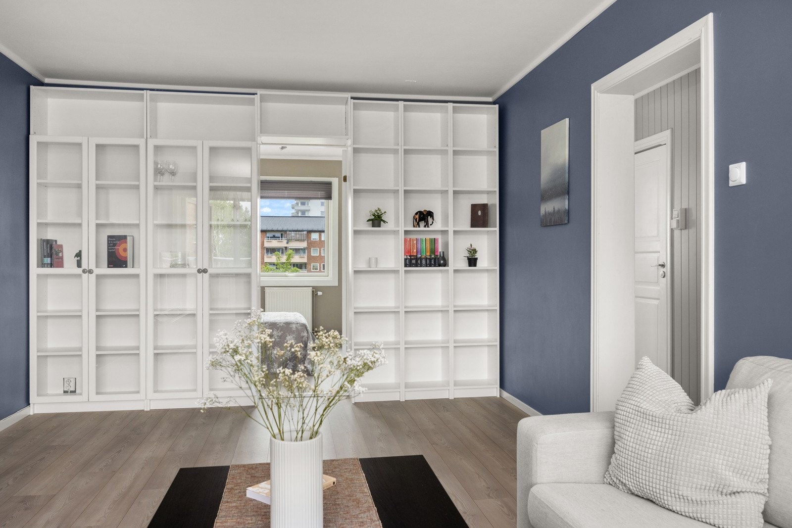 Godt med oppbevaringsplass i form av medfølgende hyller. Galleribilde