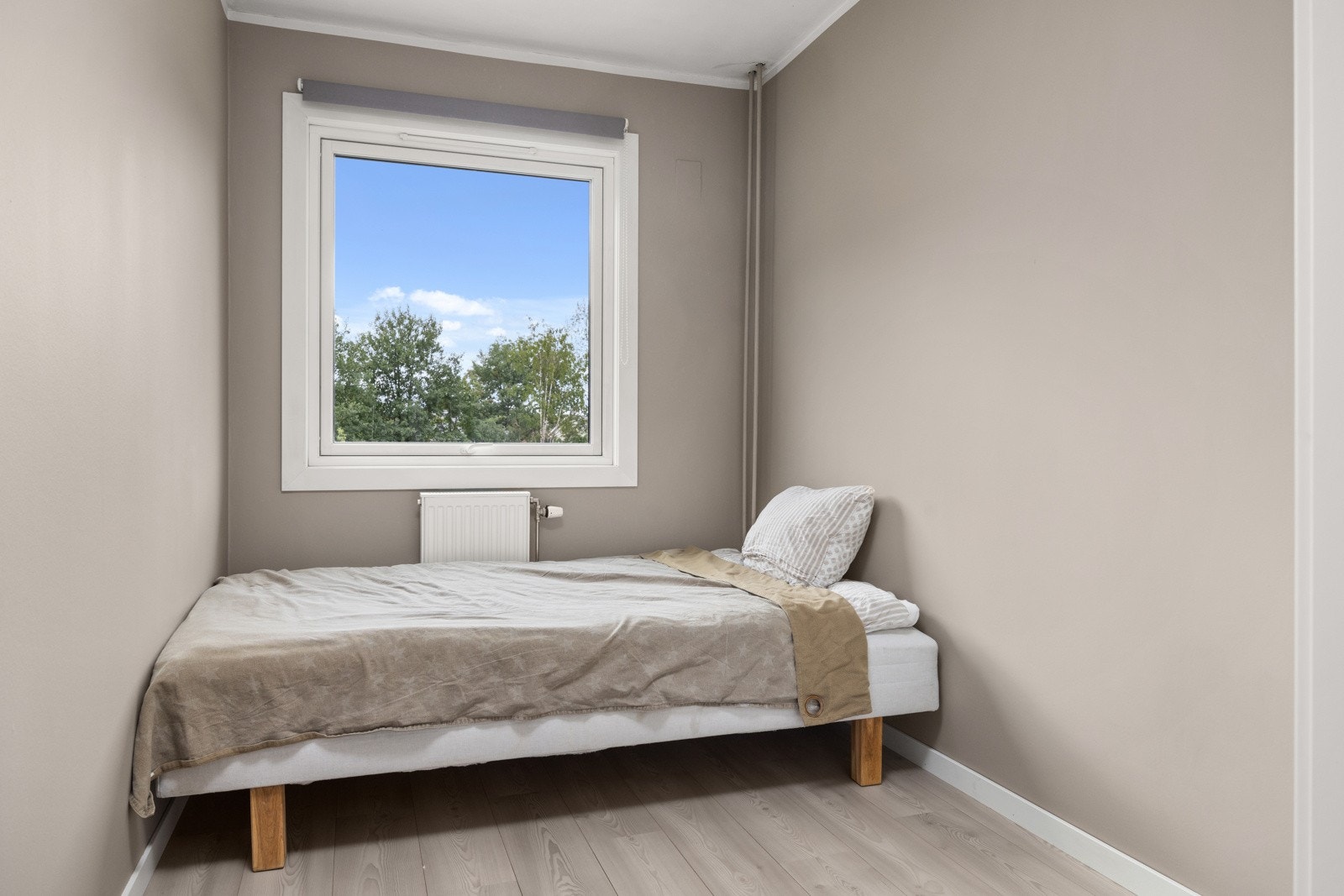 Soverom 2 med plass til seng og garderobe. Galleribilde