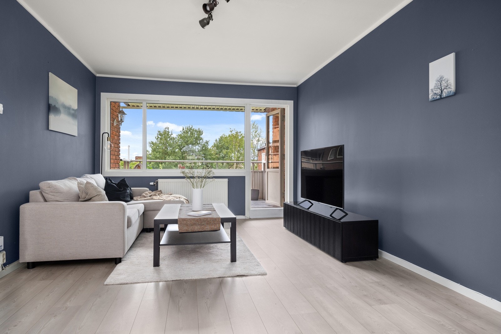 Leiligheten har en innbydende og romslig stue. Galleribilde