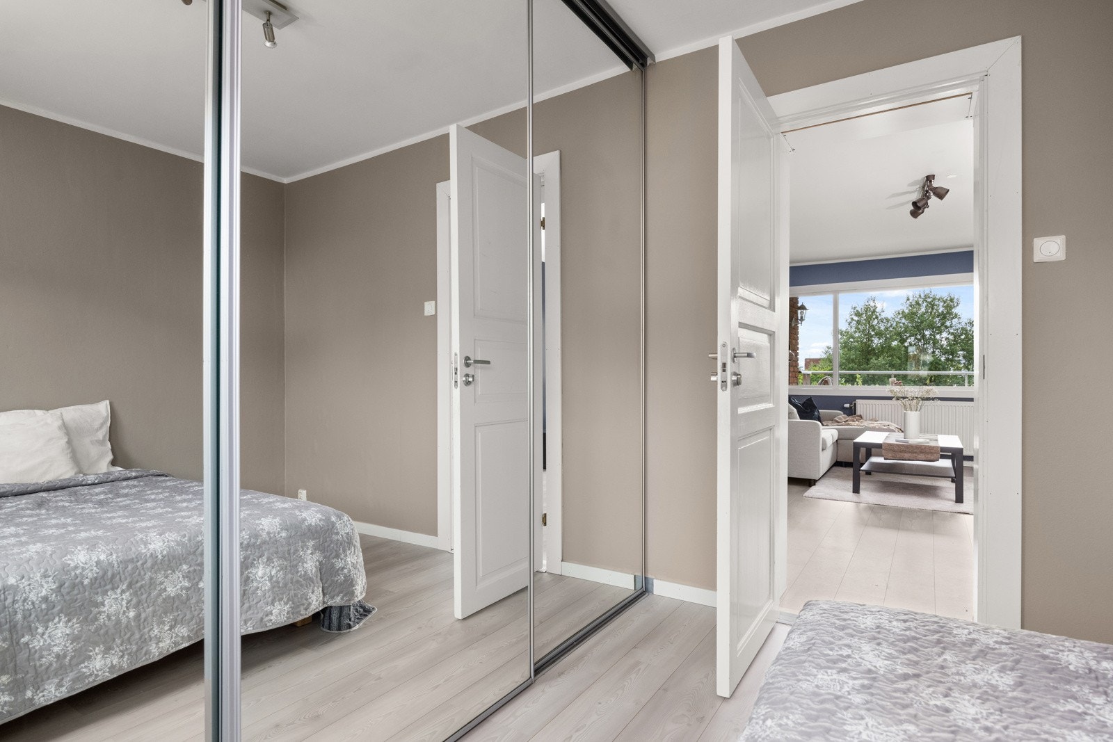 Godt med oppbevaringsplass i form av romslig skyvedørsgarderobe med speilfronter. Galleribilde