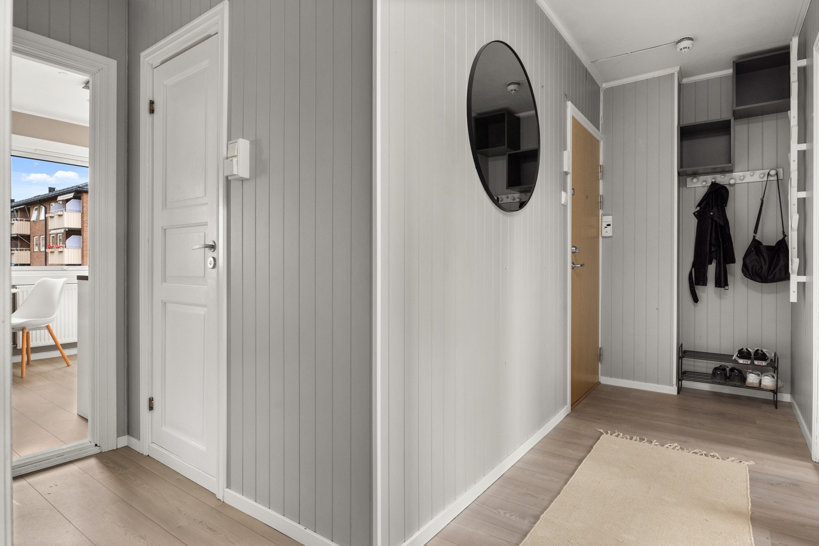 Lys og praktisk entrè med plass til oppbevaring av yttertøy. Galleribilde