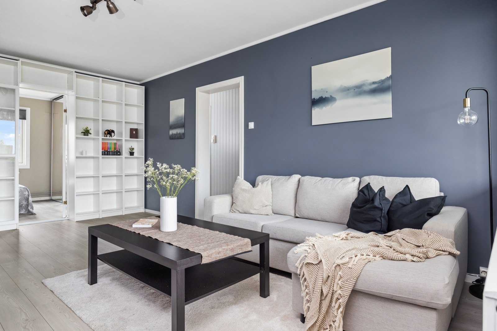 Stuen har god plass til sofagruppe og tilhørende møblement. Galleribilde