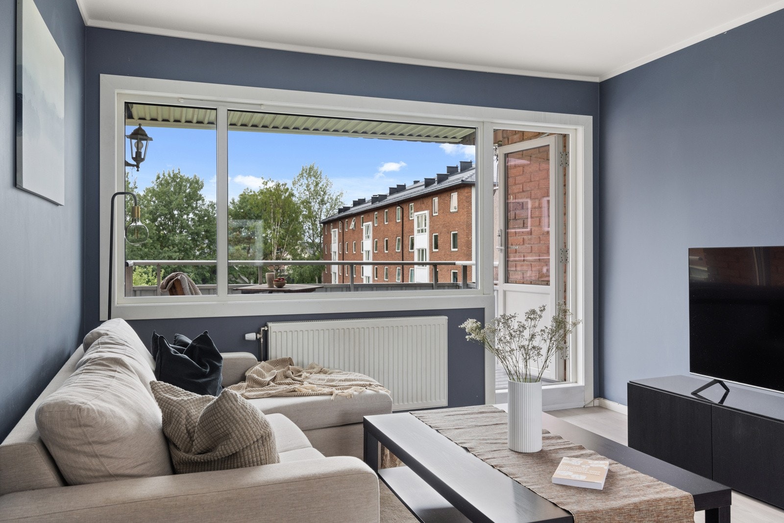 God lysinngang fra store vindusflater. Galleribilde