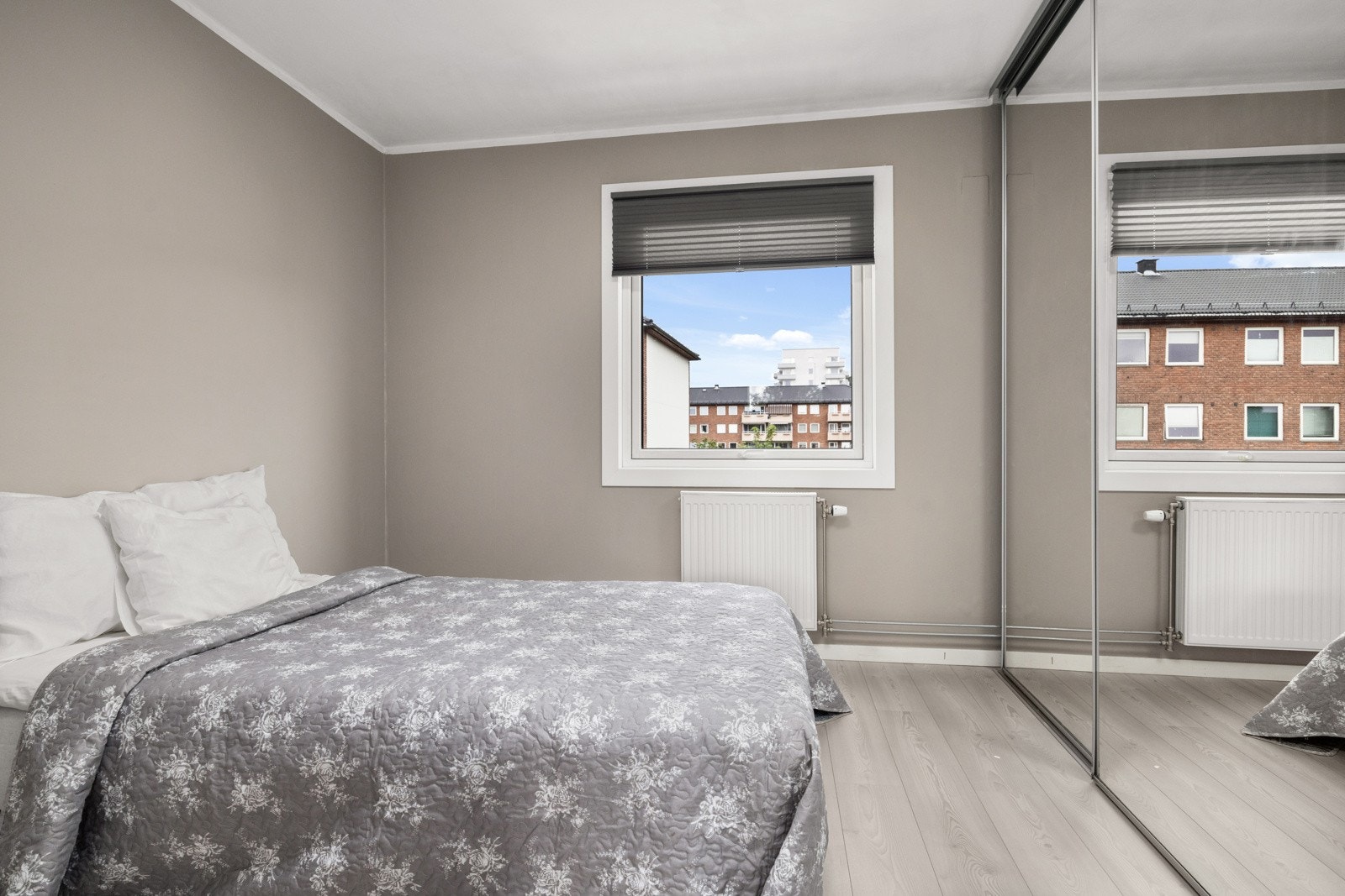 Lyst og innbydende hovedsoverom med god plass til dobbeltseng og nattbord. Galleribilde