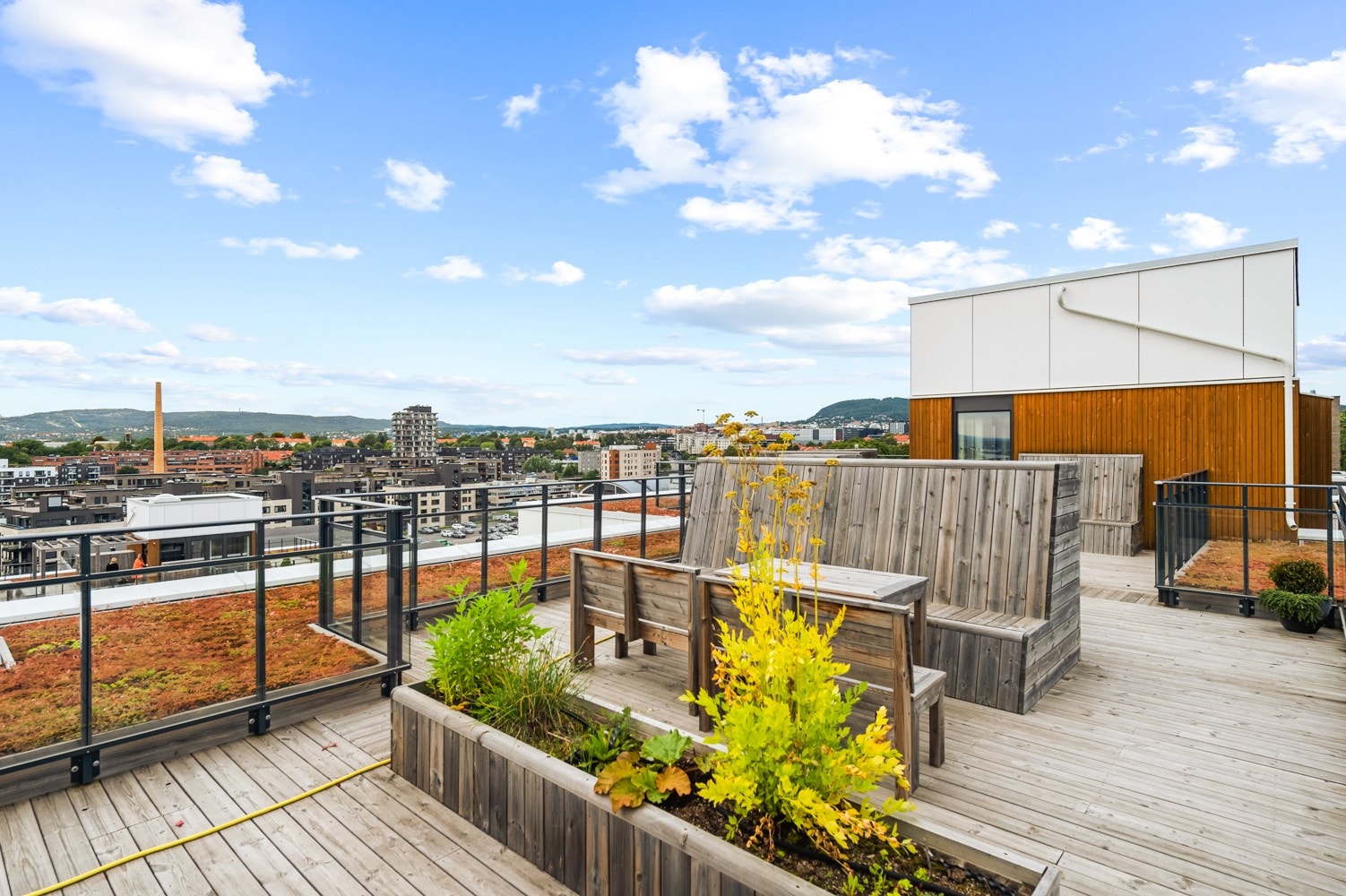 Takterrassen er utstyrt med flere sittegrupper Galleribilde