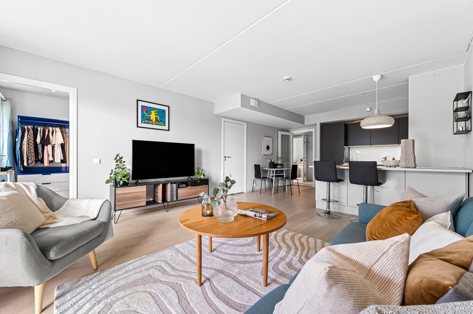 Leiligheten varmes opp via radiatorer tilknyttet fjernvarme som er inkludert i felleskostnadene via A-konto Galleribilde