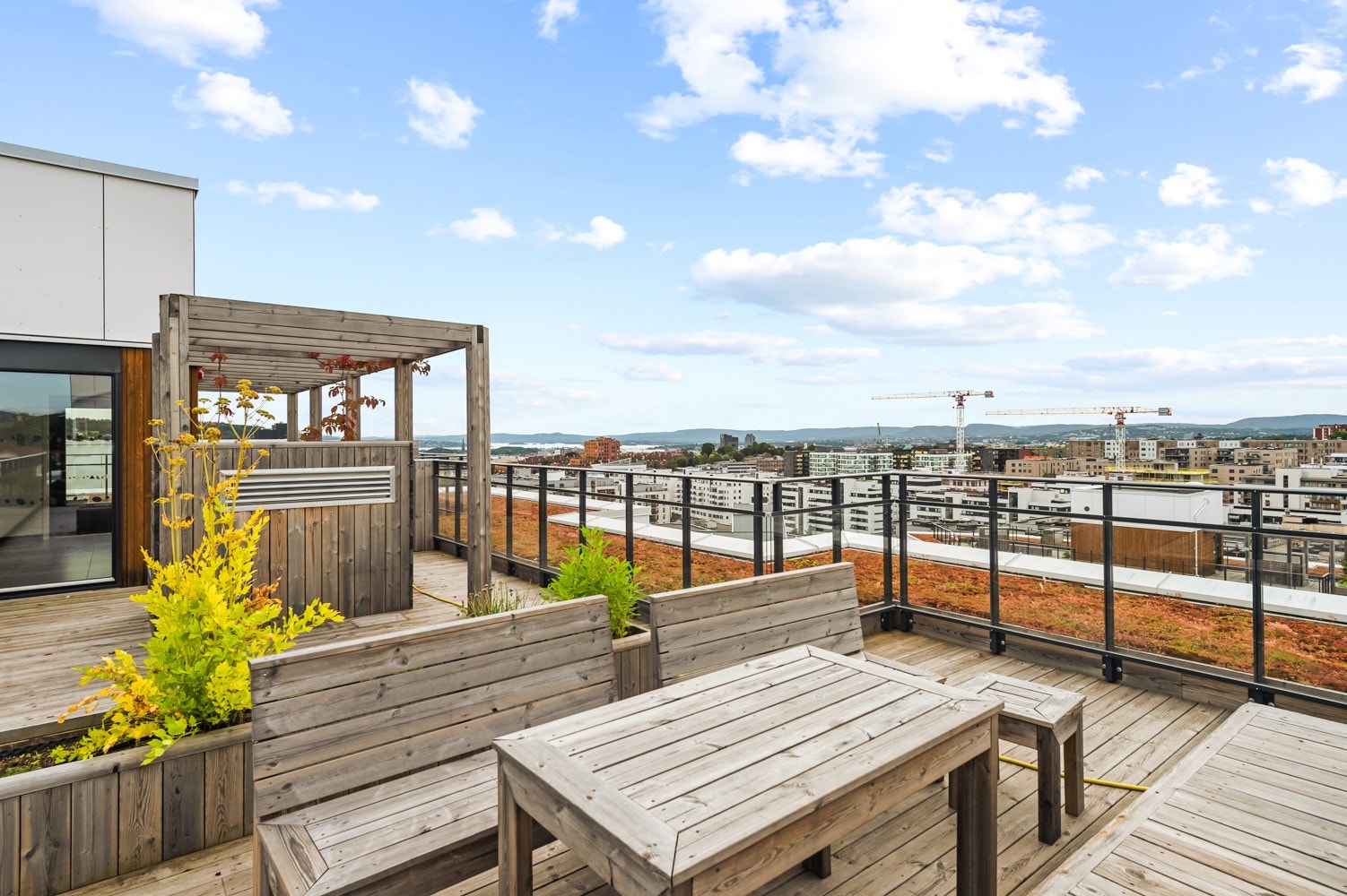 Felles takterrasse med fantastisk utsikt og sol fra morgen til kveld Galleribilde
