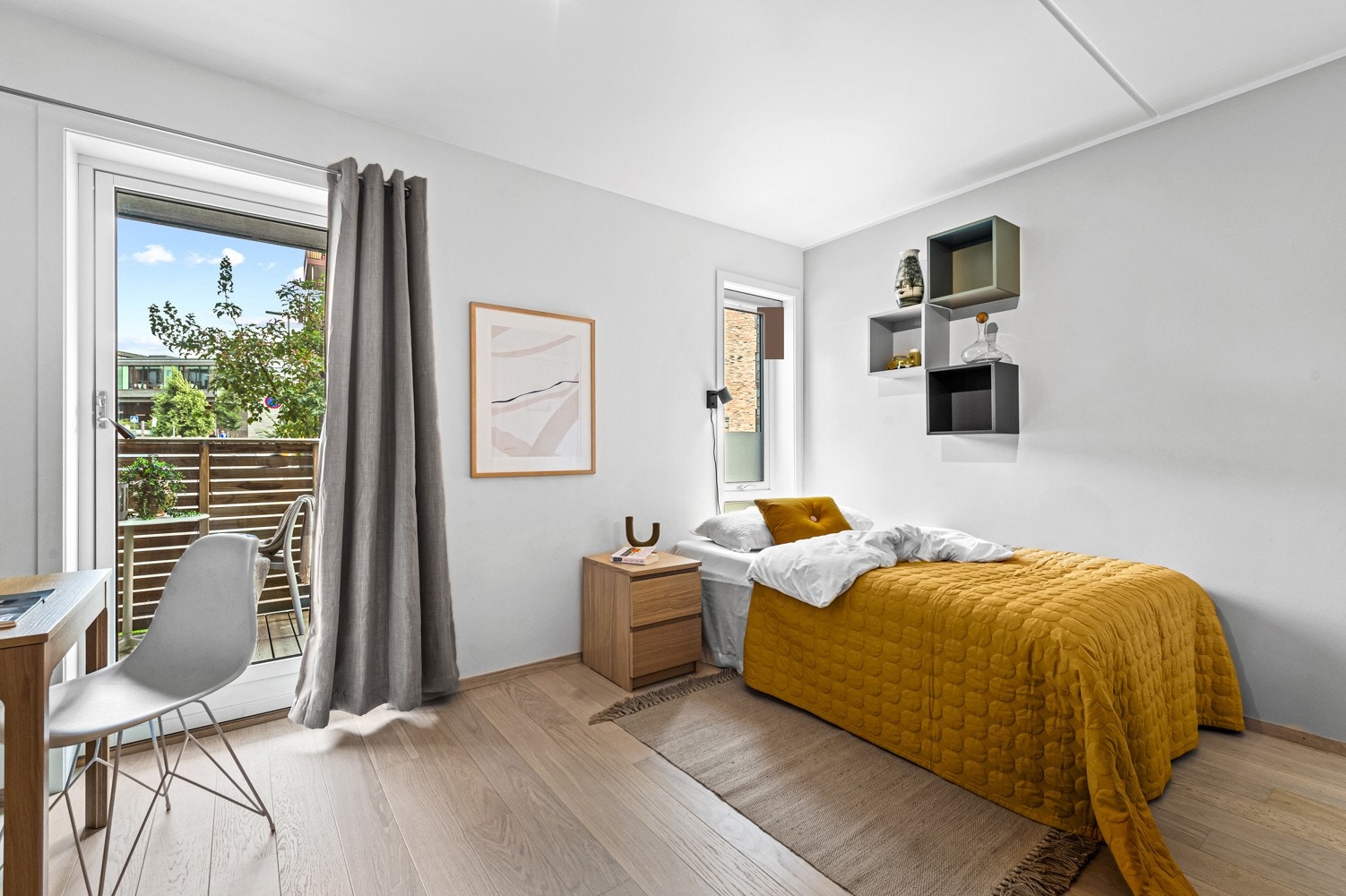 Soverommet er av god størrelse og har plass til dobbeltseng, garderobe og kontorløsning Galleribilde