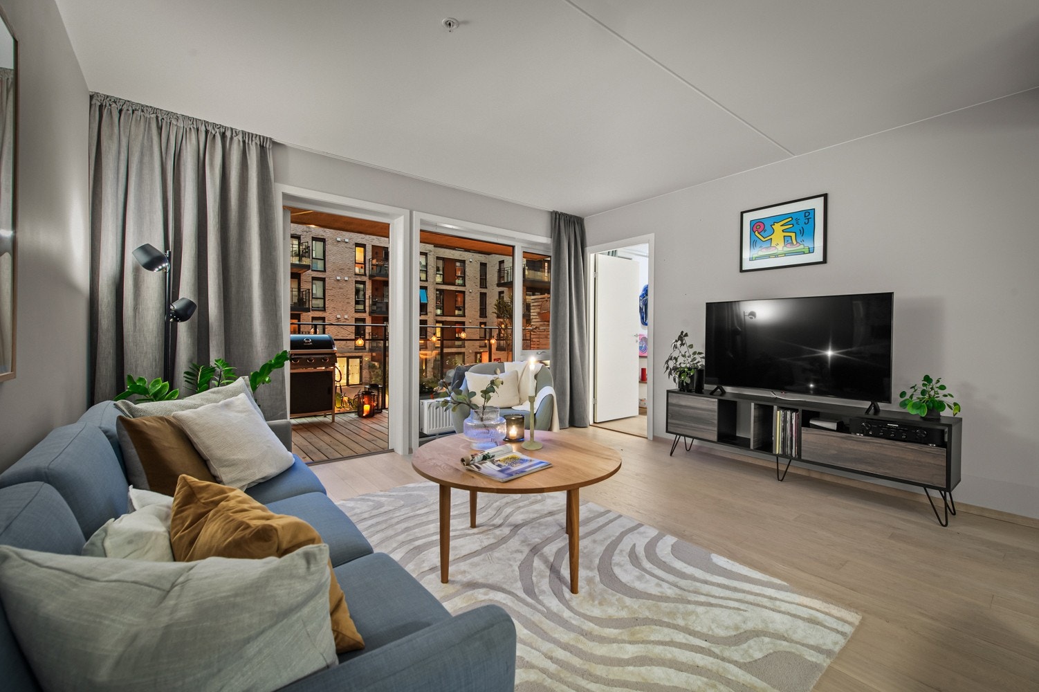 Stuen har store og flotte vindusflater som slipper inn godt med lys Galleribilde