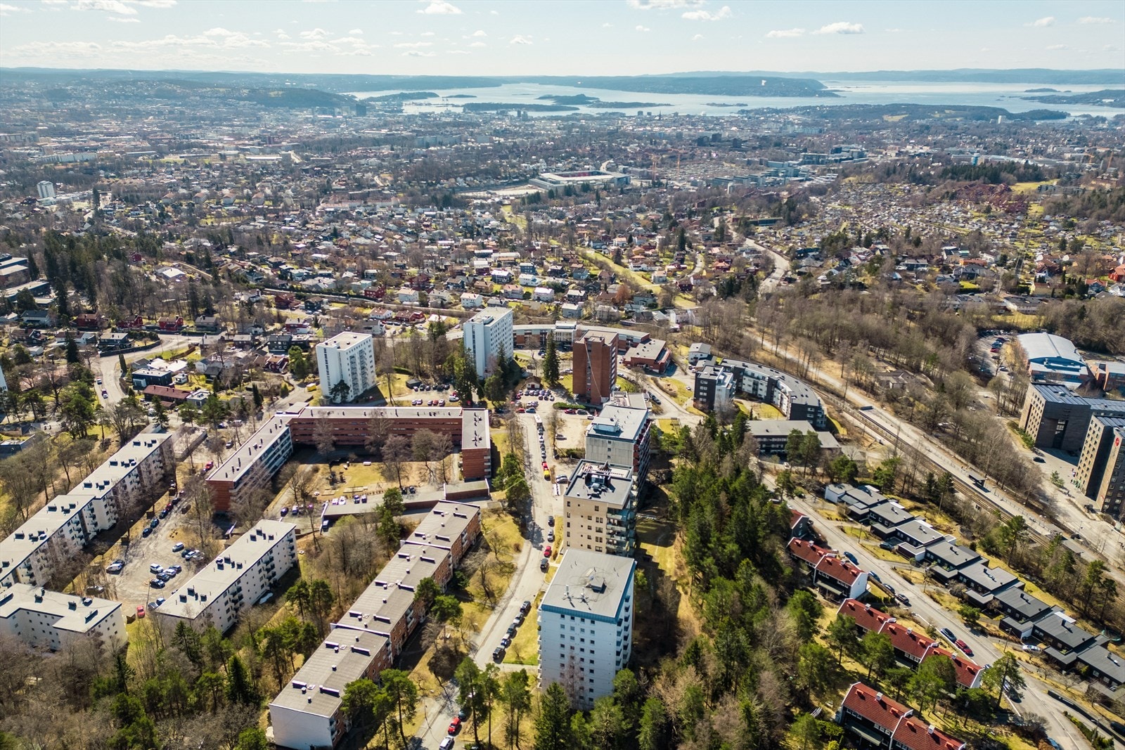 Selv om marka er nærmeste nabo, så er sentrum bare 20 minutter unna fra dørstokken. Galleribilde
