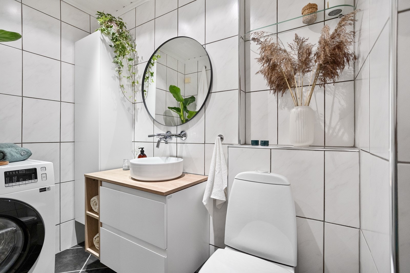 Varmekabler i gulv og opplegg for vaskemaskin. Galleribilde