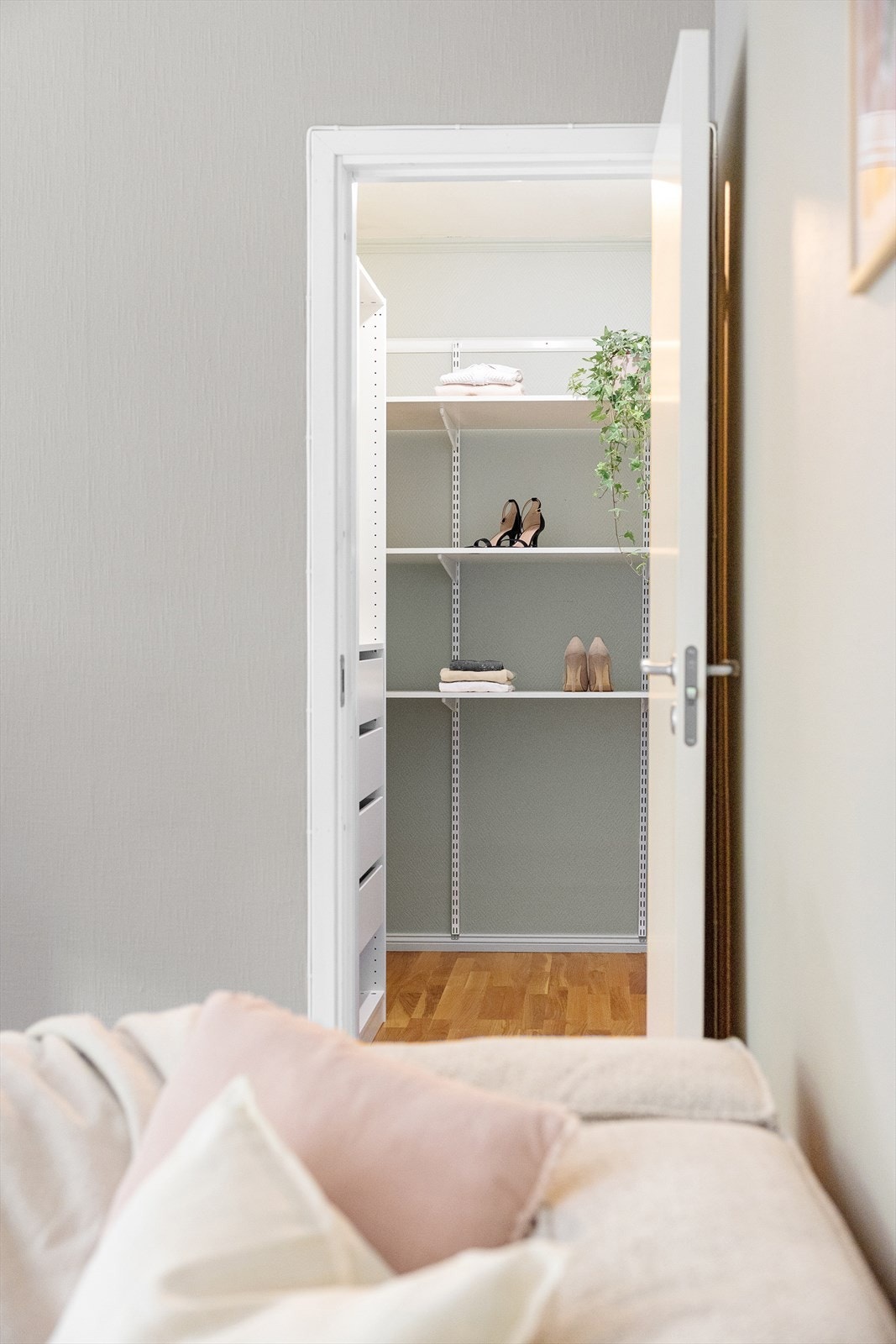 Walk-in finner man forøvrig vegg-i-vegg med soverommet. Galleribilde
