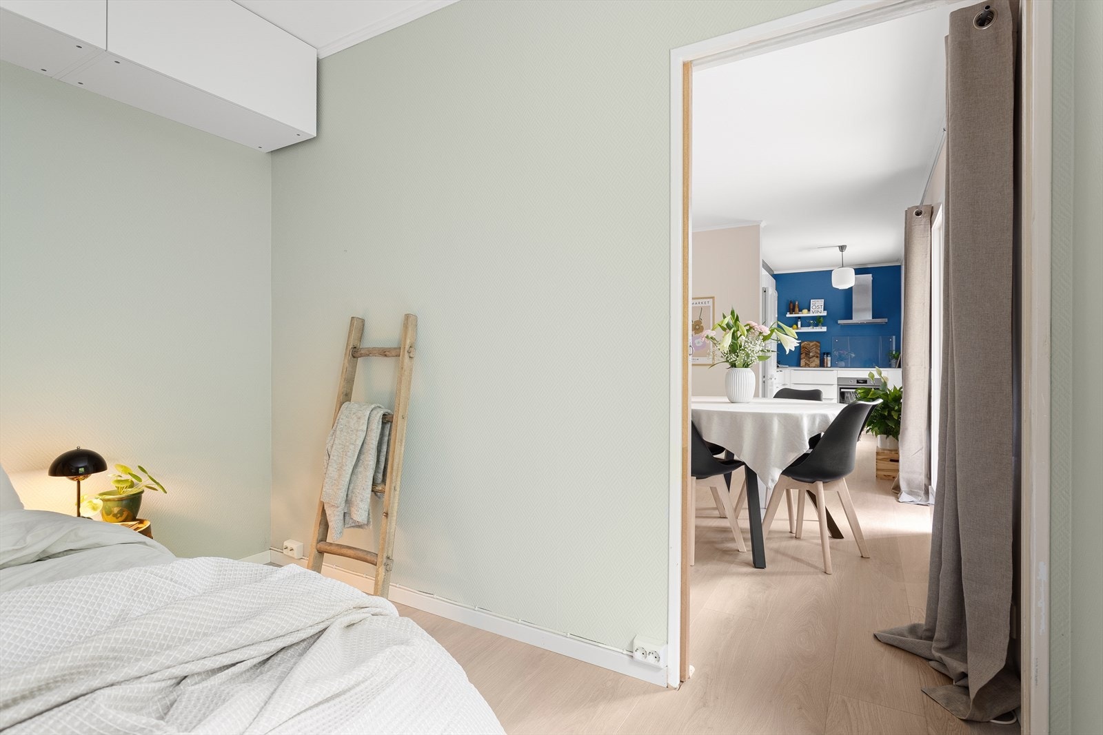 Soverom malt i behagelige farger av god størrelse, her er det plass til dobbeltseng og garderobe. Galleribilde