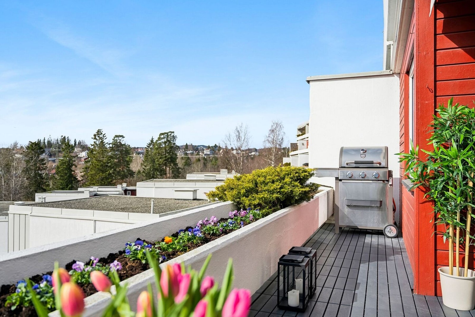 Hyggelig solrik stor balkong Galleribilde