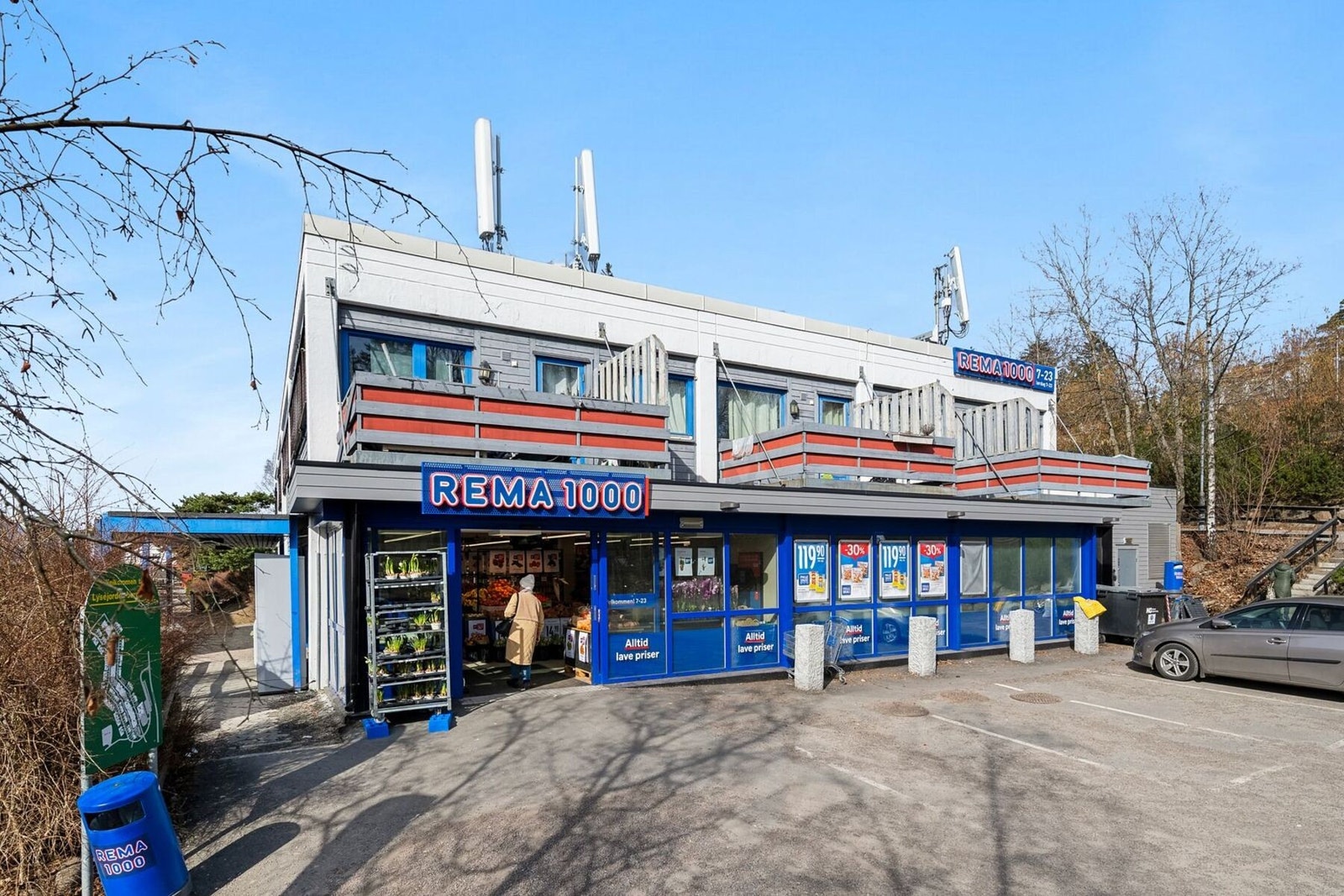 Meget kort vei til nærbutikk med stort og godt utvalg. Trappefritt til butikken Galleribilde