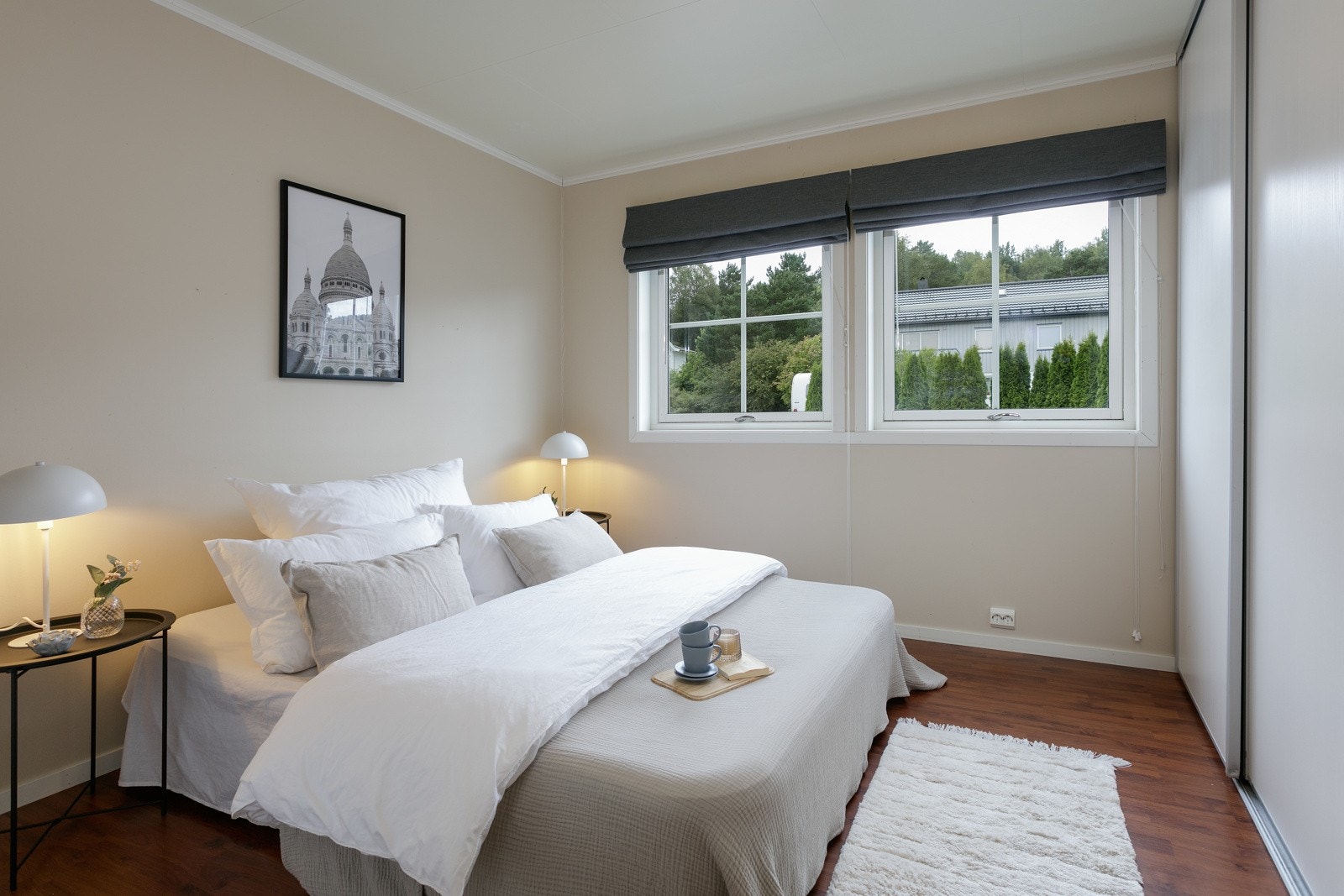 Soverommene ligger i første etasje, og boligen ligger i enden av gate uten gjennomgangstrafikk. Galleribilde