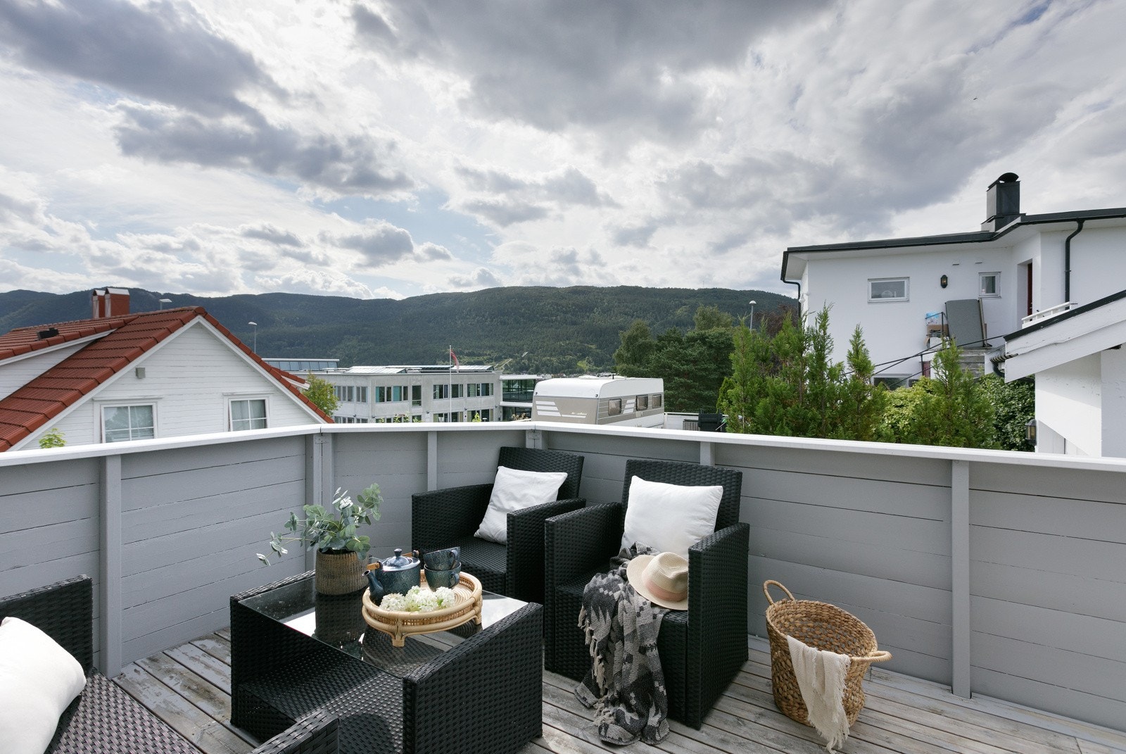 Lite innsyn til terrassen og med nok plass til hagemøbler og en grill om du vil. Galleribilde