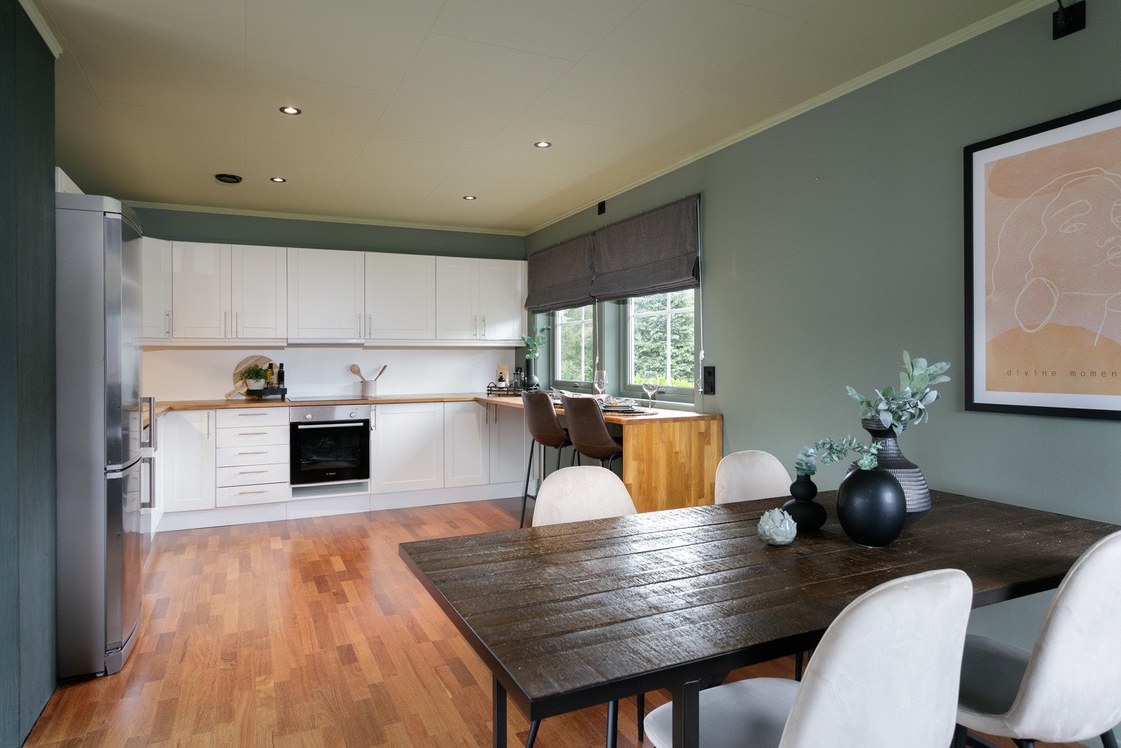 På kjøkkenet er det montert ny stekeovn så sent som i 2024 Galleribilde