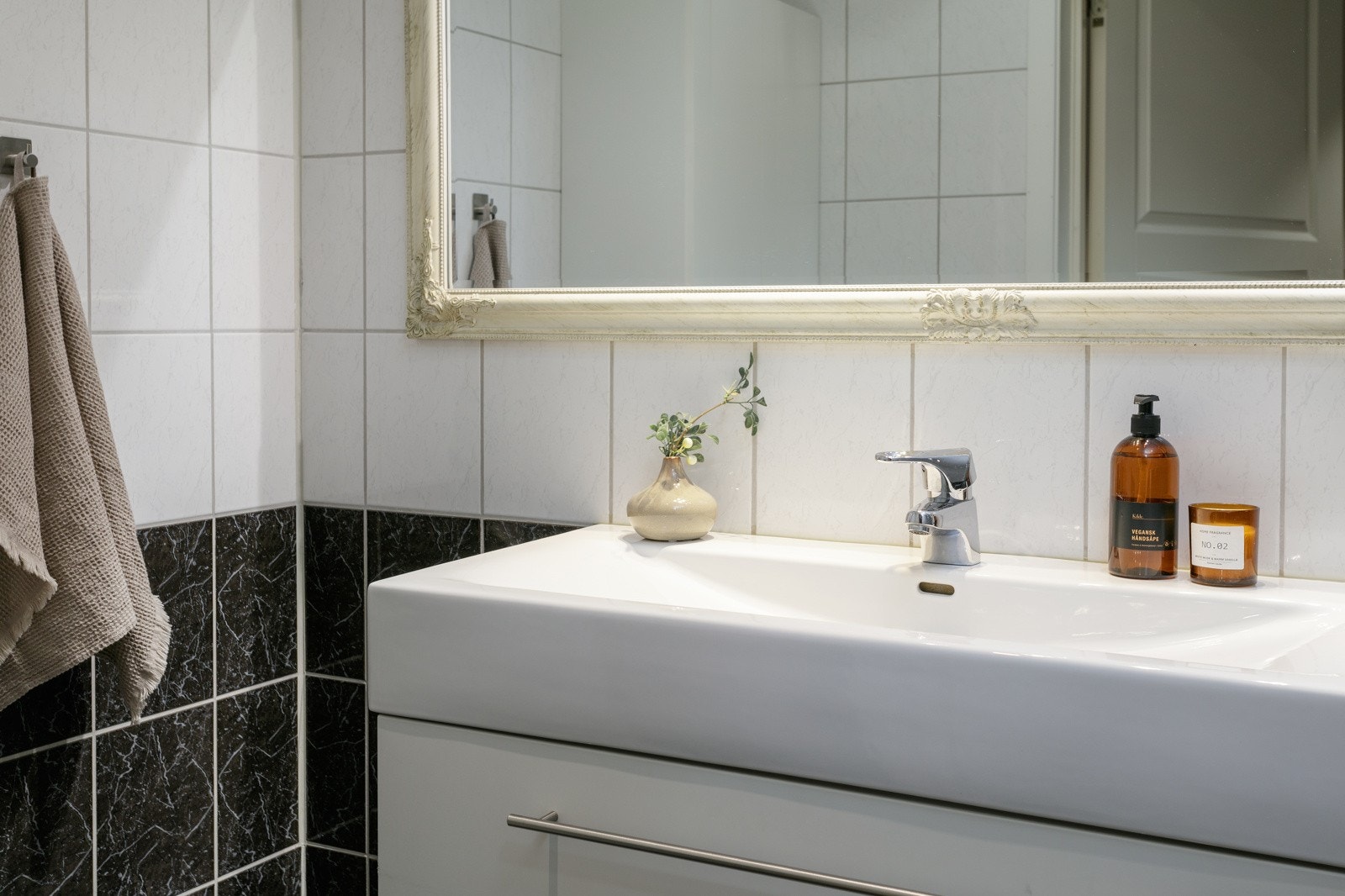 Badet har elektrisk avtrekksvifte og utsug fra takventil. I 2019 ble det montert ny termostat på varmekablene. Galleribilde