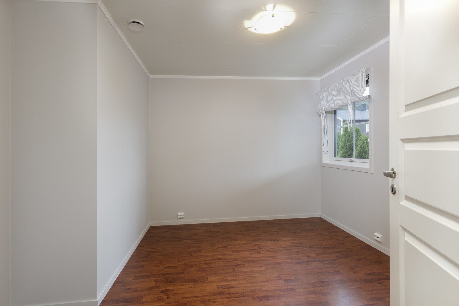 Soverom nr 2, ligger også i 1. etasje. Hopp rett ut av sengen og direkte inn på badet. Se plantegning. Galleribilde