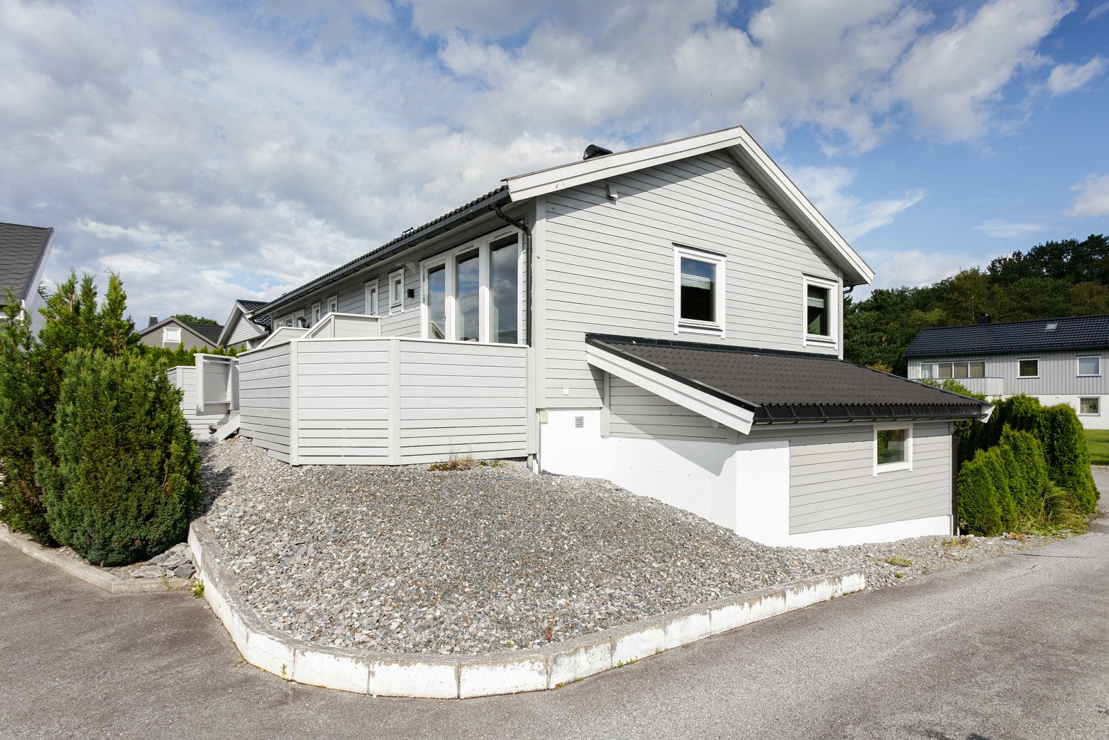 Fasadebilde Øvre Holen 101. Legg merket til overbygd inngangsparti. Galleribilde