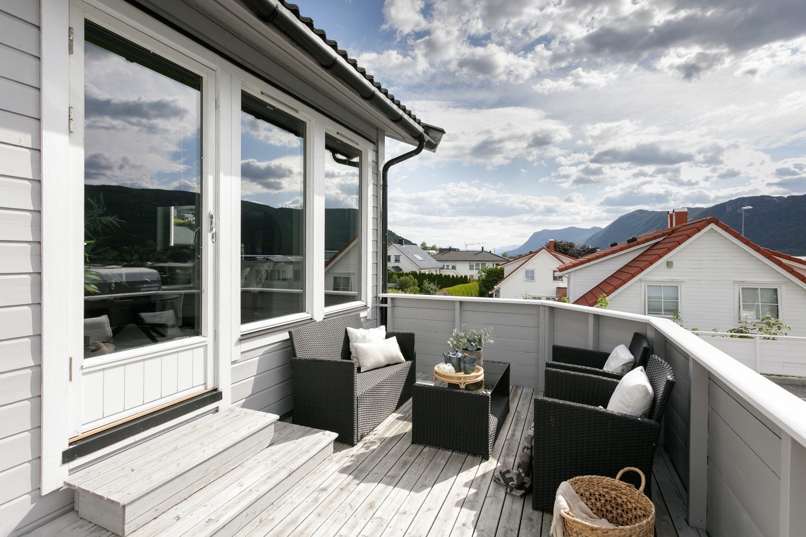 Terrassen er på ca 13 kvm og har sydvendt orientering. Galleribilde