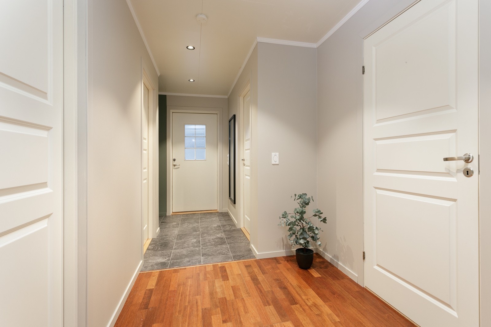 Gangen i første etasje. Boligen har for øvrig sentralstøvsuger med 1 uttak i hver etasje. Galleribilde