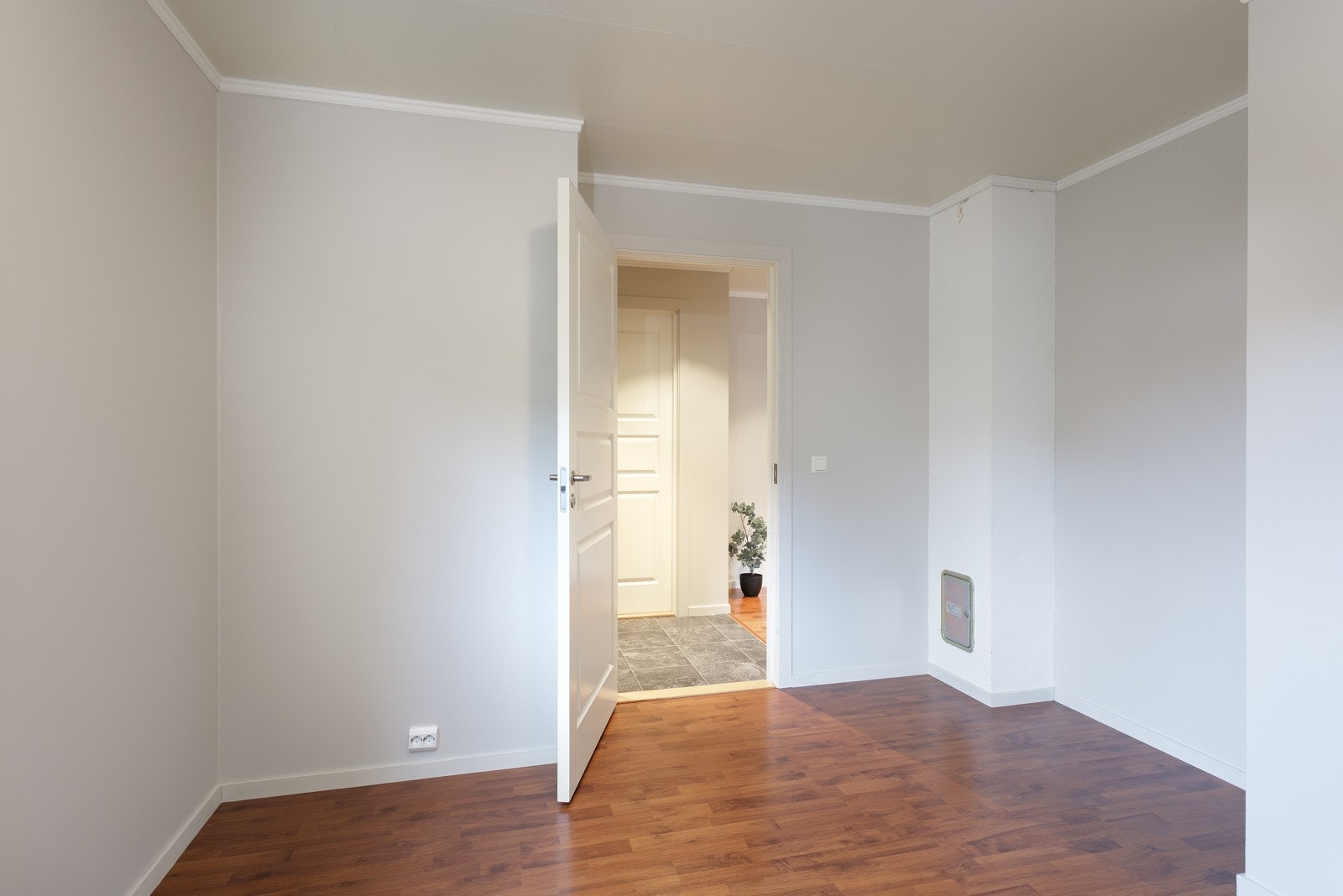 Boligen kan være klar til ny eier relativt raskt. Dette soverommet har sotluke, men det er ikke montert ildsted i boligen. Galleribilde