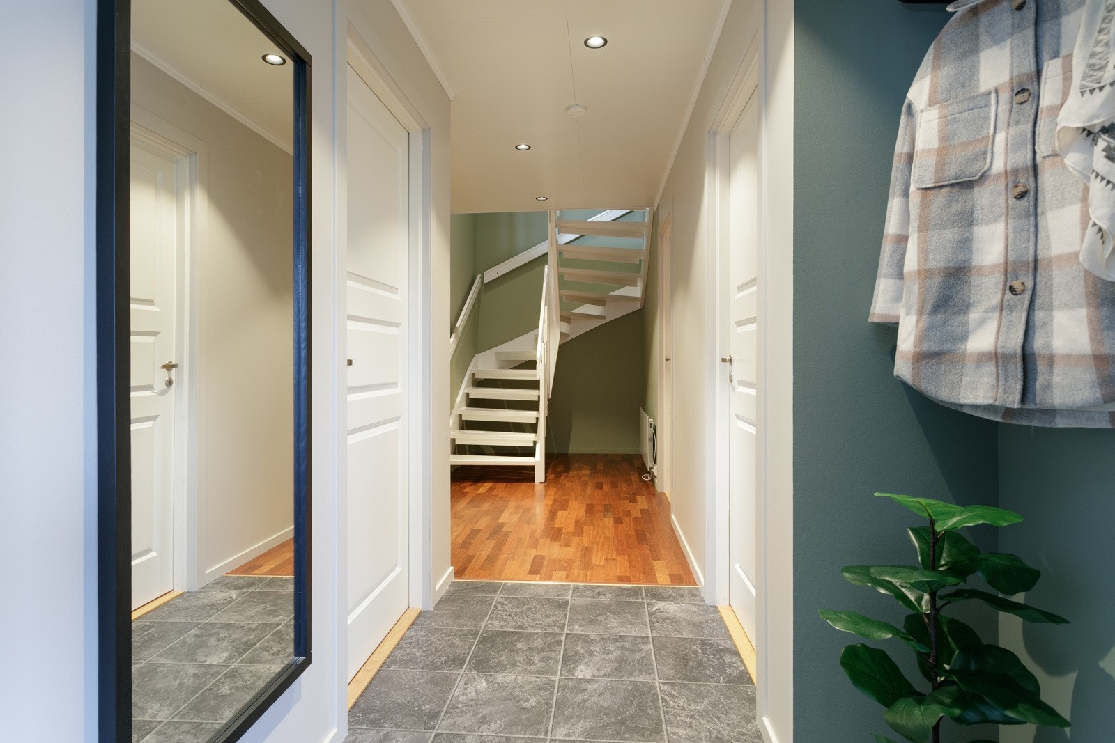 Velkommen inn i gangen, 2 soverom ligger på høyre side, vaskerom og bad på venstre side. Galleribilde