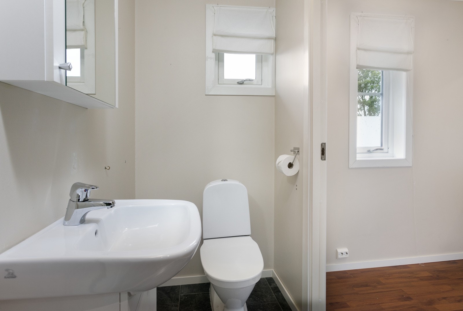 I hovedetasjen finnes også et praktisk toalettrom, samt en lagringsbod. Vinduene vender mot syd. Galleribilde