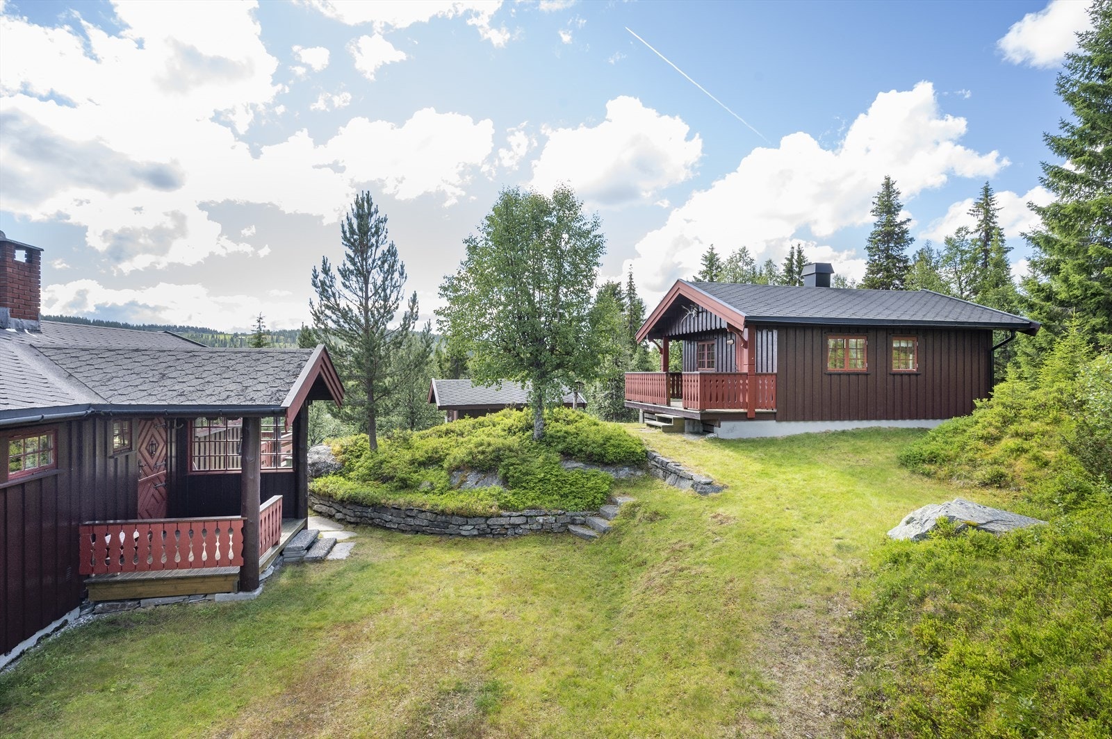 Til venstre i bildet ser man hovedhytta, i midten skimter man annekset fra 1978, og til høyre annekset fra 2005. Galleribilde