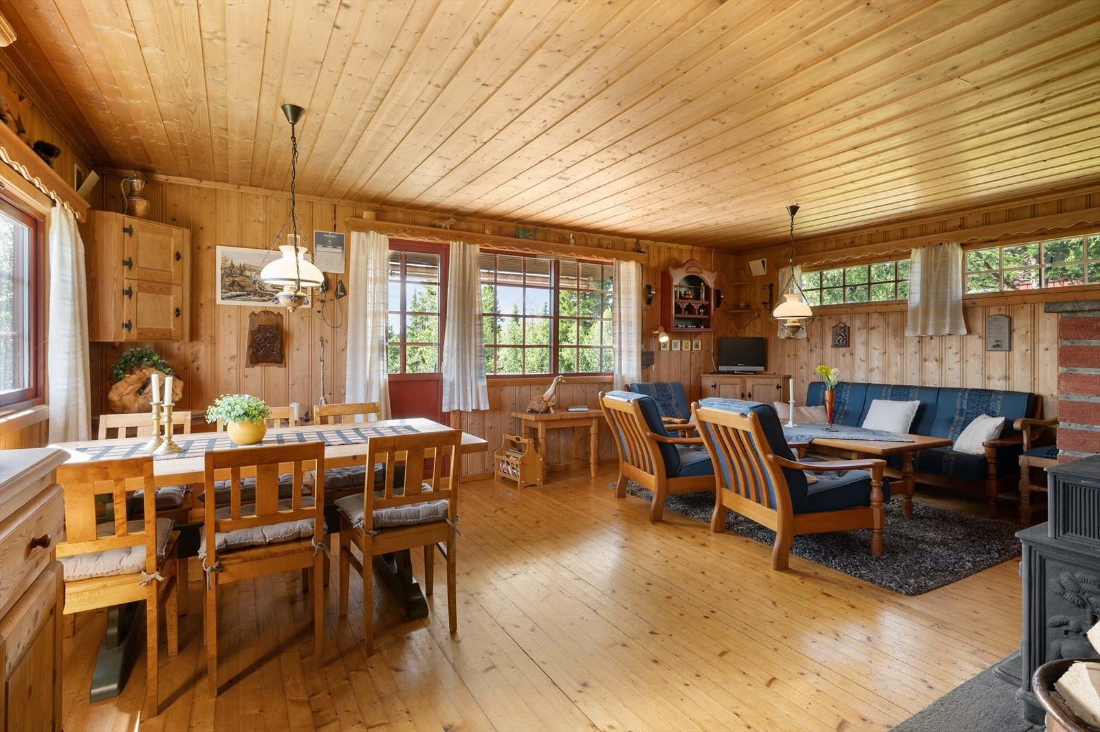 I hovedhytta er det en stor stue, med god plass til møblering. Galleribilde