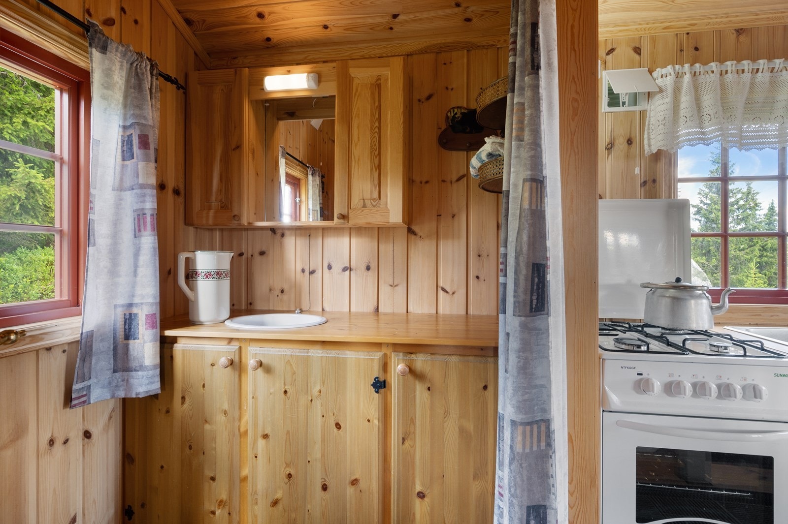 Innenfor kjøkkenet er det et hyttebad av enkel standard. Galleribilde