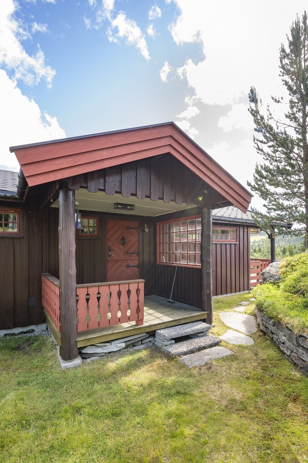 Hytta har et fint inngangsparti, med fine detaljer. Galleribilde